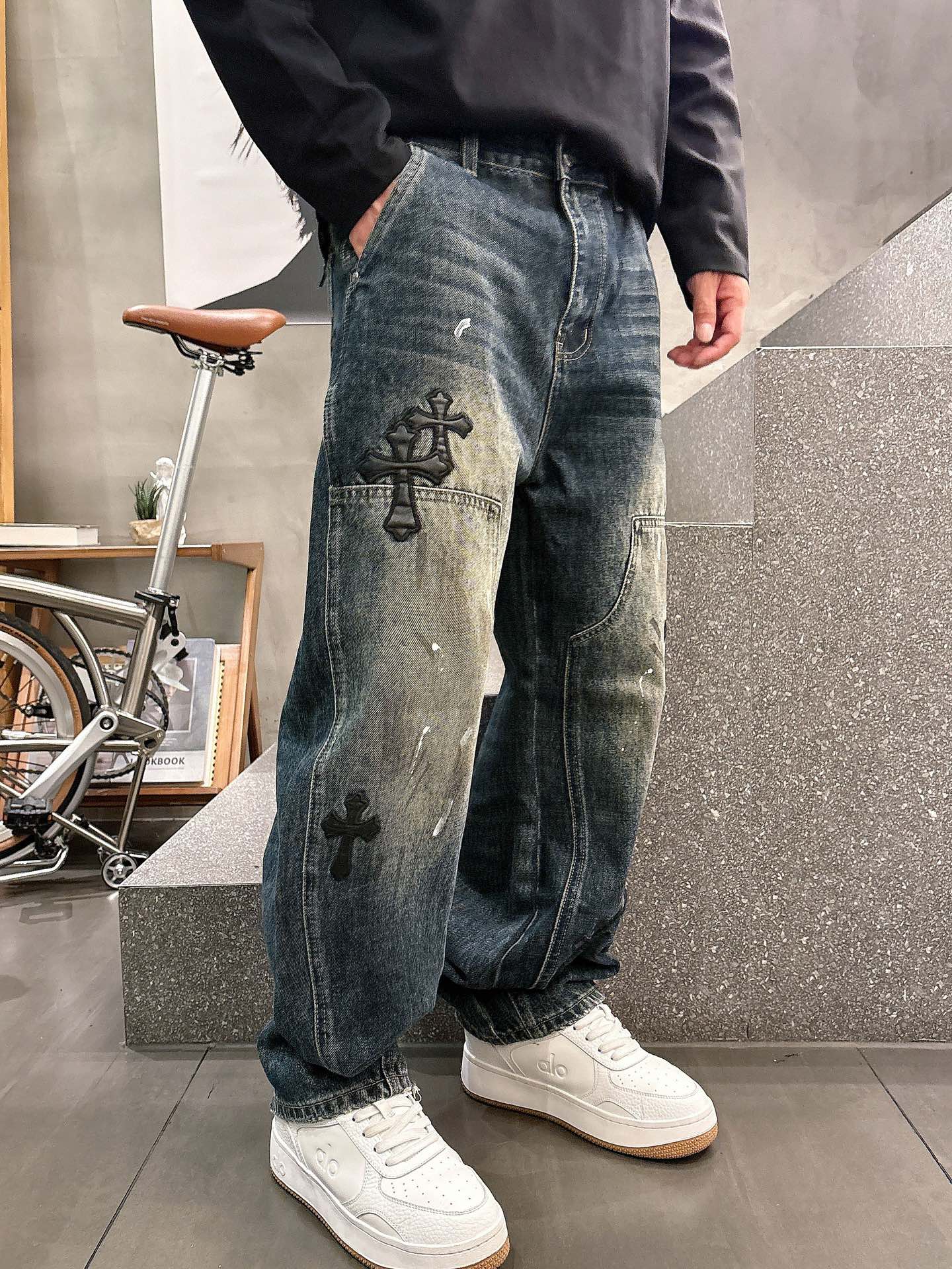 克罗心 25FW秋冬新款情侣牛仔裤 重工刺绣，上身版型真的绝了水洗棉面料超柔软 上身巨舒服包容性好✔️后