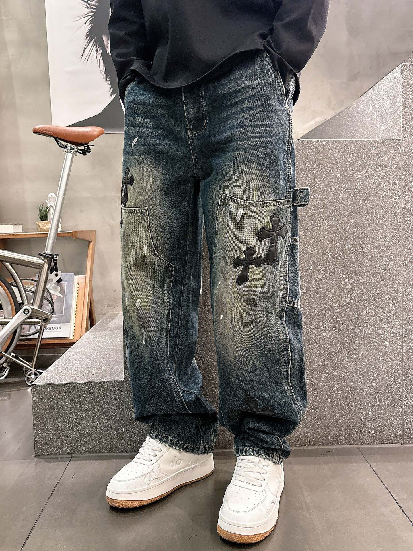 NO:540334,Crowxin 25FW autumn and winter new couple jeans, heavy industrial embroidery, the upper body style is really amazing, the wash cotton fabric is super soft, the upper body is very comfortable and inclusive, the back pocket is in place, the overall details are in place ~ it is full of casual street feel!  Highly recommended. Code S-3XL, chrome hearts, jeans, alexander wang19860909克罗心 25FW秋冬新款情侣牛仔裤 重工刺绣,上身版型真的绝了水洗棉面料超柔软 上身巨舒服包容性好后口袋整体细节到位～休闲街头感十足！强烈推荐.码数S-3XL,,chrome hearts,jeans,alexander wang,Men's clothing