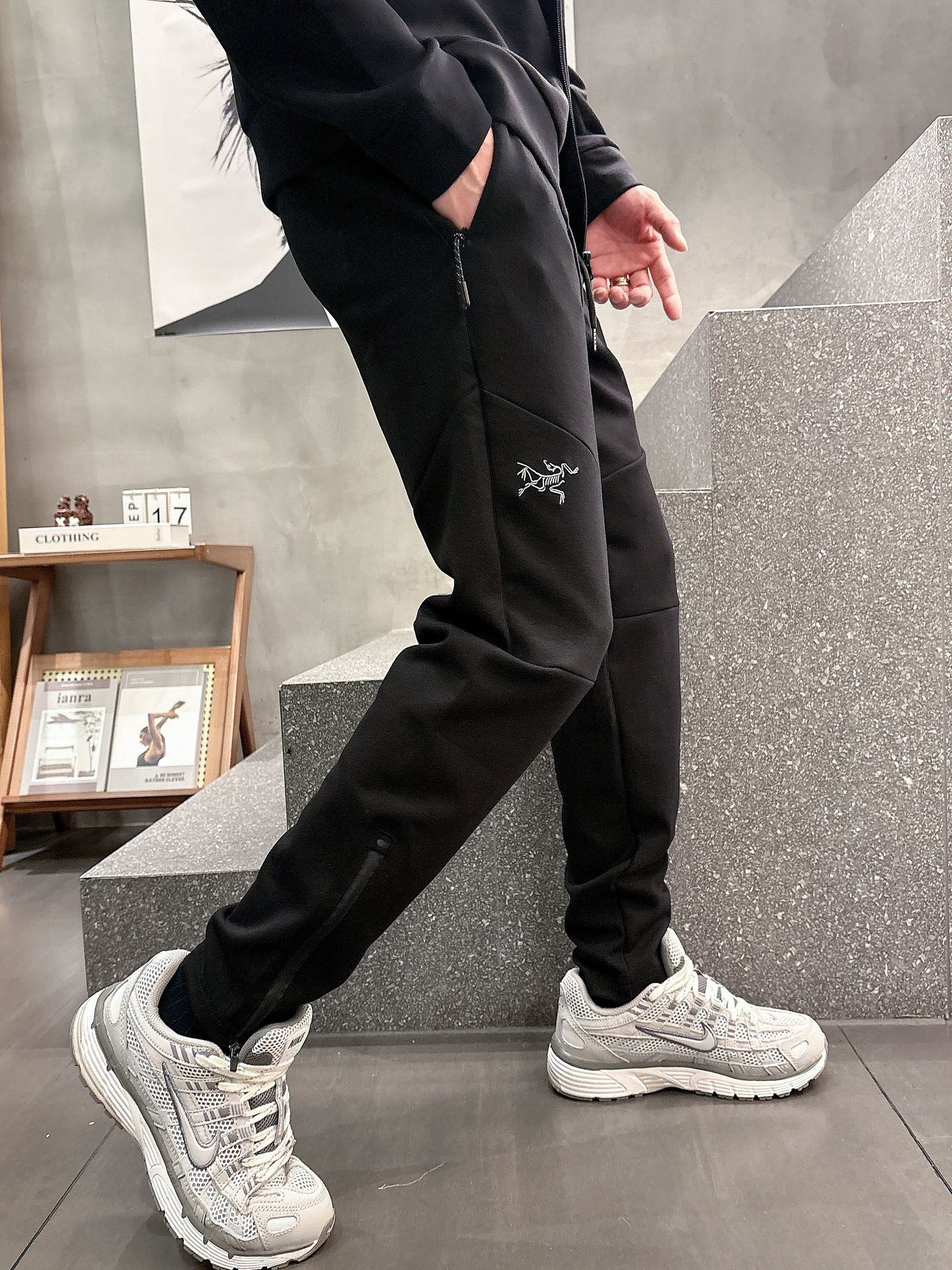 NO:565218,2025 Autumn and Winter ARC'TERYX GAMMA LT men's soft-shell assault sweatpants Bird's outdoor sports and leisure sweatpants The fabric is added with warp and weft distributed 'ribs' during the weaving process to be more scratch-resistant, tear-resistant, and wear-resistant. The fabric also has excellent moisture conductivity and quick-drying properties, and rapid absorption and diffusion accelerates the evaporation rate, allowing you to have a dry and comfortable wearing experience during exercise.  Professional fabrics, tensile and shape-retaining, elasticity relaxation, easy to complete large-scale movements, sports without restraint. Let me introduce the design of the pants. 3D three-dimensional cutting, comfortable version, stretch line feeling. Knee pad design for the knees!  Special splicing of outdoor technical fabrics, wear-resistant and scratch-resistant, resistant to thorns and scratches, adaptable to a variety of environments, enjoy hiking, camping, and escorting outdoor travel. Simple straight leg design, modified version to show longer legs. Sizes L-4XL,,jil sanderarc'teryx,alexander wang198609092025秋冬ARC'TERYX始祖鸟 GAMMA LT 男子 软壳冲锋卫裤 鸟家户外运动休闲卫裤 面料在纺织过程中加入经纬状分布的“筋络”更具防刮抗撕裂,耐磨经穿 面料更具有出色的导湿快干特性,迅速吸收扩散加快蒸发速度,让运动时也能有一个干爽舒适的穿着体验 专业面料,抗拉保型,弹力张弛,轻松完成大幅度动作,运动无束缚 介绍一下裤子设计 3D立体裁剪,版型舒适,拉伸线条感 膝盖部位护膝设计！拼接专用户外科技面料,耐磨防刮,抵御荆棘刮擦,适应多种环境,享受徒步穿越,露营,为户外出行保驾护航 简约直筒脚口设计,修饰版型更显腿长 尺码L-4XL,,jil sanderarc'teryx,alexander wang,Men's clothing