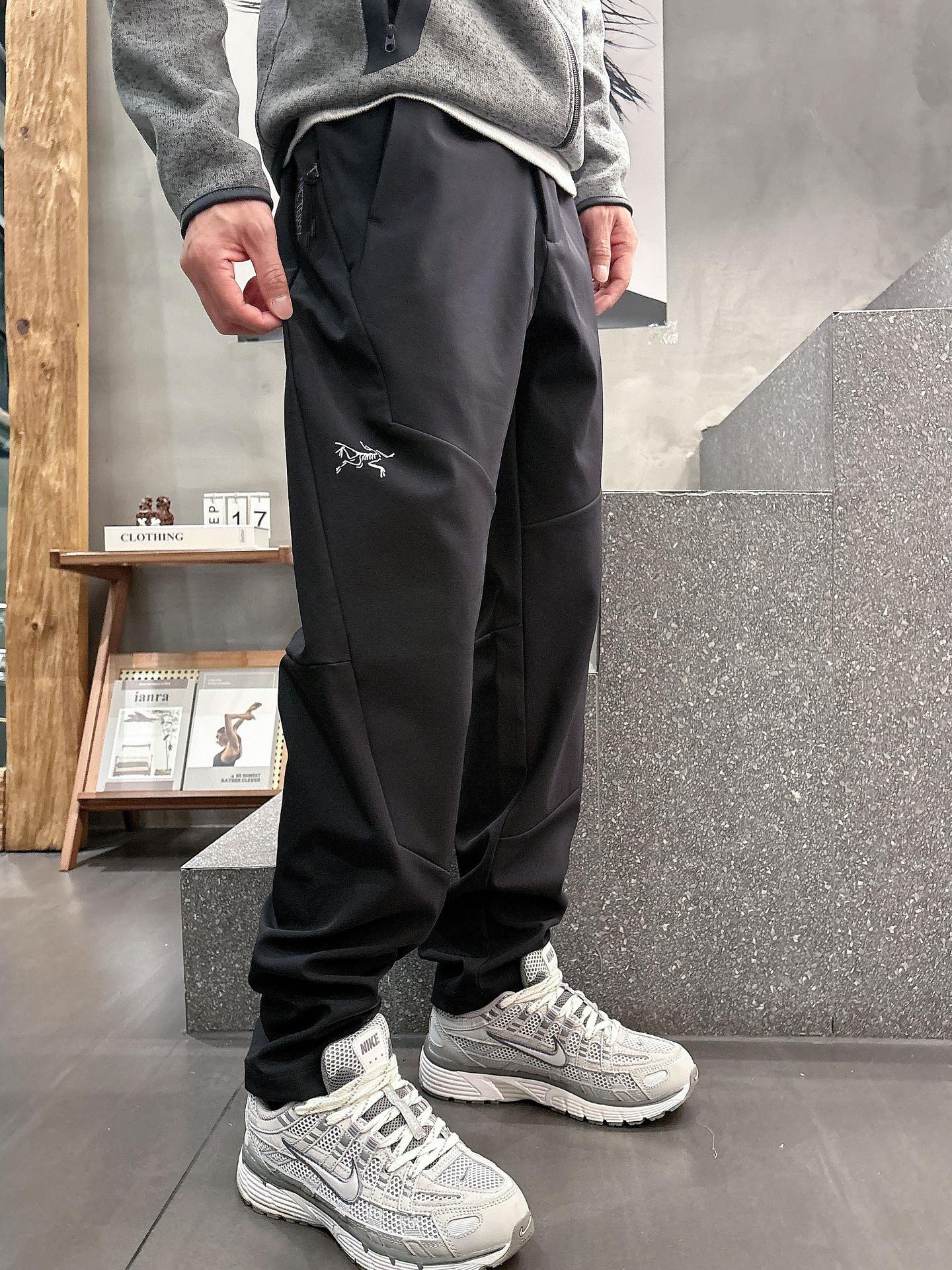 NO:565223,2025 Autumn and Winter ARC'TERYX GAMMA LT Men's Outdoor Sports and Leisure Jacket Pants. A professionally developed technological moisture-conducting and quick-drying fabric. The fabric is added with warp-and-weft-like 'ribs' during the weaving process to make it more scratch-resistant, tear-resistant, and wear-resistant. The fabric also has excellent moisture-conducting and quick-drying properties. It quickly absorbs and spreads to accelerate the evaporation rate, allowing you to have a dry and comfortable wearing experience during exercise.  The lotus leaf effect processing technology makes the fabric lightly waterproof and adapts to more outdoor weather. Professional fabrics, tensile and shape-proof, elastic relaxation, easy to complete large movements, no restraint in sports. Introducing the design of the pants. 3D three-dimensional cutting, comfortable version, stretch line feeling. The classic Niaojia three-dimensional reflective laminated logo design on the left side of the front of the pants!  Improve the safety factor of outdoor travel. The waistband is designed with elastic splicing and matched with a belt. It is comfortable to wear and says goodbye to restraint. The pants are designed with multiple waterproof zipper pockets!  It can accommodate small items, so you don’t have to worry about losing them when traveling outdoors!  Knee pad design for the knee area!  Special splicing of outdoor technical fabrics, wear-resistant and scratch-resistant, resistant to thorns and scratches, adaptable to a variety of environments, enjoy hiking, camping, and escort outdoor travel. Simple straight leg design, modified version to show longer legs. Size M—4XL,,jil sanderarc'teryx,alexander wang198609092025秋冬款ARC'TERYX始祖鸟 GAMMA LT 男子 鸟家户外运动休闲冲锋裤 专业研发的科技导湿速干面料, 面料在纺织过程中加入经纬状分布的“筋络”更具防刮抗撕裂,耐磨经穿 面料更具有出色的导湿快干特性,迅速吸收扩散加快蒸发速度,让运动时也能有一个干爽舒适的穿着体验 荷叶效应处理技术,使面料具有轻度防水功能,适应更多户外天气 专业面料,抗拉保型,弹力张弛,轻松完成大幅度动作,运动无束缚 介绍一下裤子设计 3D立体裁剪,版型舒适,拉伸线条感 裤前左侧经典鸟家立体反光压胶logo设计！ 提高户外出行安全系数 裤腰松紧拼接设计并搭配腰带,穿着舒适,告别束缚 裤身多处防水拉链式口袋设计！容纳随身小物品,户外出行运动时无需顾忌物品丢失！ 膝盖部位护膝设计！拼接专用户外科技面料,耐磨防刮,抵御荆棘刮擦,适应多种环境,享受徒步穿越,露营,为户外出行保驾护航 简约直筒脚口设计,修饰版型更显腿长 尺码M—4XL,,jil sanderarc'teryx,alexander wang,Men's clothing