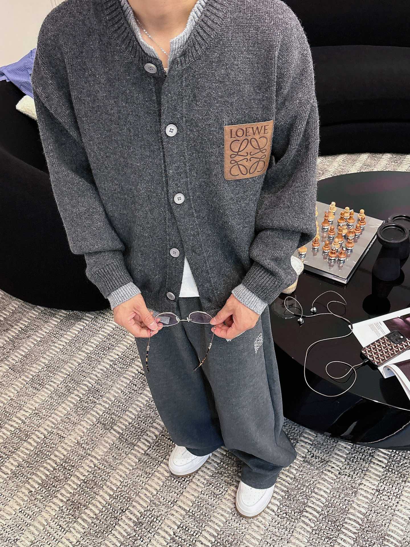 NO:565233,Luojia's new sweater, the loose yarn on the upper body is made of fine knitting, the upper body is comfortable, and it does not matter the body shape. It is the same style for men and women. The autumn and winter sweater is the best couple outfit this year. It is a must-have in autumn and winter. It is versatile, stylish and fashionable. My dears deserve it!  Size M-2XL,,loewe,sweaters,alexander wang19860909罗家新款毛衫毛衣,上身宽松纱线采用细针织法,上身舒适,不挑身材 男女同款,秋冬毛衣,是今年最好看的情侣装,秋冬必备百搭不出错,洋气又时髦,亲爱的们值得拥有！ 尺码M-2XL,,loewe,sweaters,alexander wang,Men's clothing