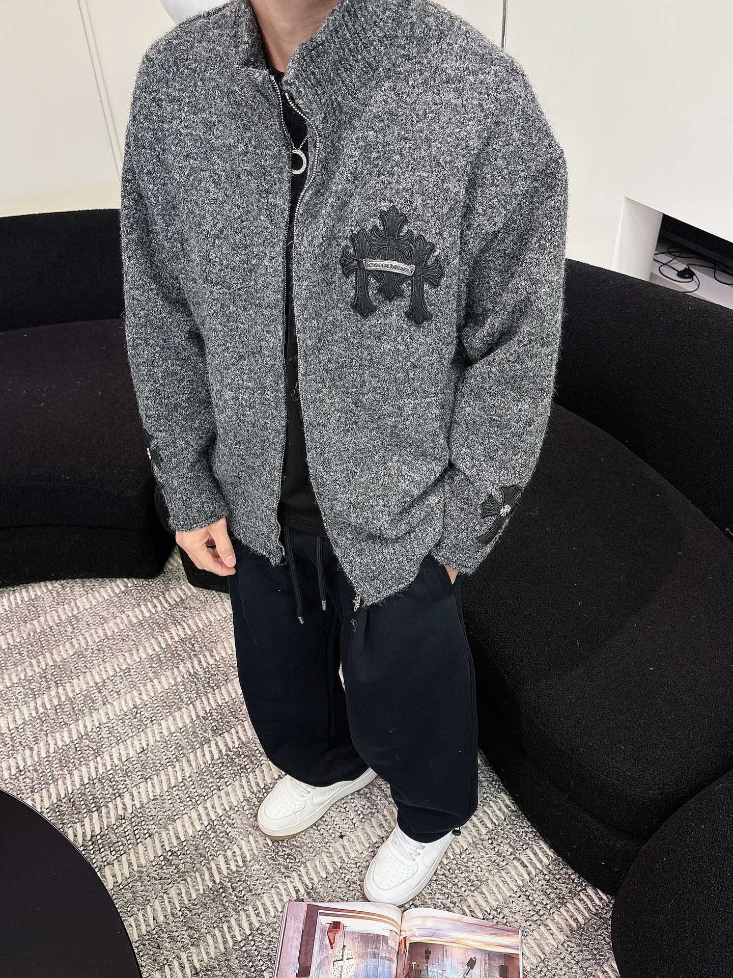 NO:647664,Kroxin's new sweater is comfortable on the upper body and does not matter the body shape. It is the same style for men and women. It is the most beautiful couple's clothing in autumn and winter. It is a must-have in autumn and winter. It is versatile, stylish and fashionable. Dear friends, you deserve it!  Size M-XXL,,chrome hearts,sweaters,alexander wang19860909克罗心新款毛衫毛衣,上身舒适,不挑身材 男女同款,秋冬毛衣,是今年最好看的情侣装,秋冬必备百搭不出错,洋气又时髦,亲爱的们值得拥有！ 尺码M-XXL,,chrome hearts,sweaters,alexander wang,Men's clothing