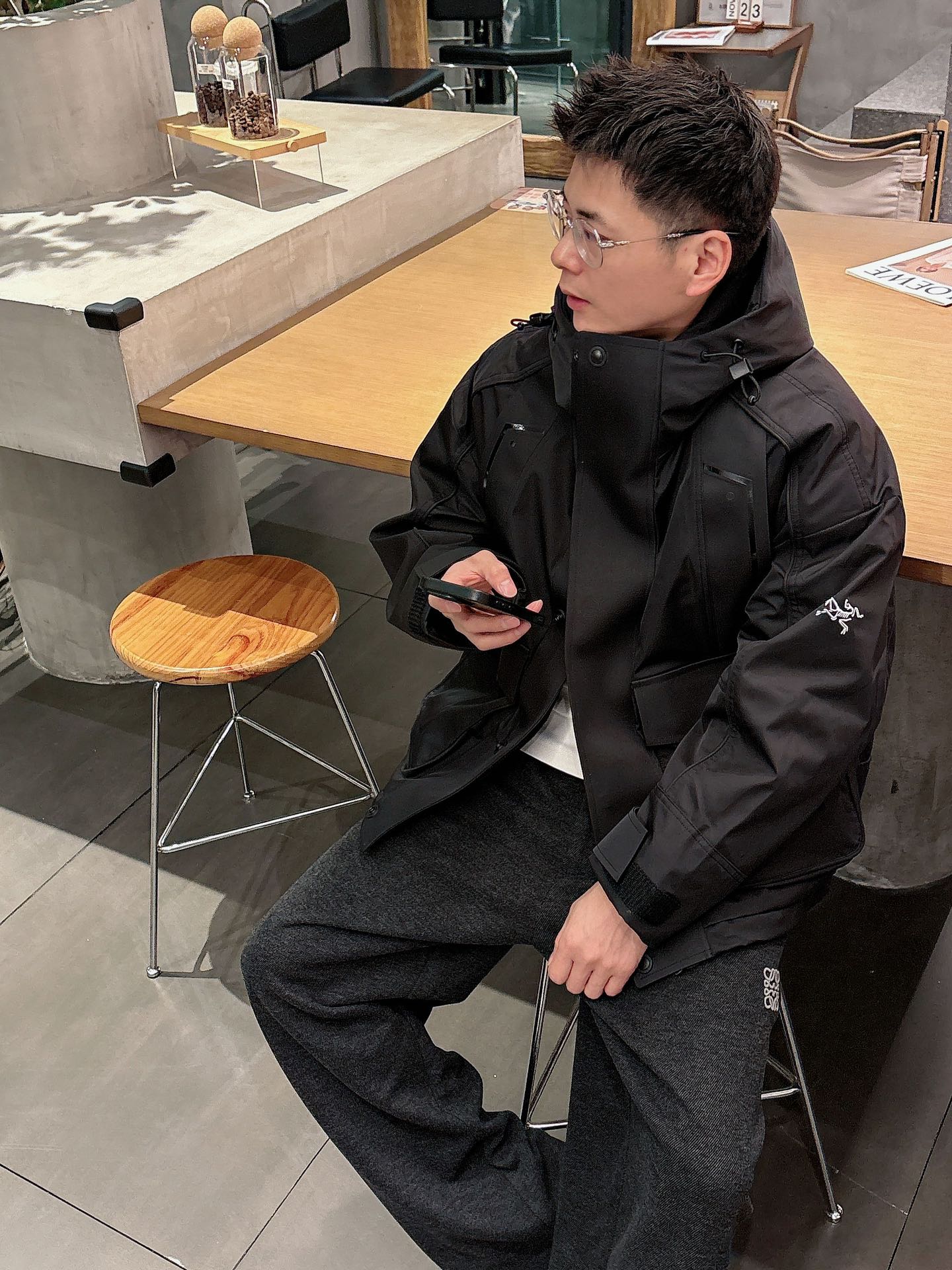 NO:647700,The Arc'teryx down jacket is a limited edition ski jacket. It is worthy of the beauty of down jackets. Such high-quality down material is excellent in terms of fill power, resilience, and warmth retention coefficient. It has sufficient down filling, fluffy feel, and is full of warmth when worn. Size m-2xl, arc'teryx, down jacket, alexander wang19860909始祖鸟羽绒服滑雪服限定款 不愧是羽绒服颜值天花板,这样的高品质绒料无论从蓬松度、回弹性,保暖系数,都是足够优秀的.充绒量足,蓬松手感,穿起来也是满满的暖意.码数m-2xl,arc'teryx,down jacket,alexander wang,Men's clothing