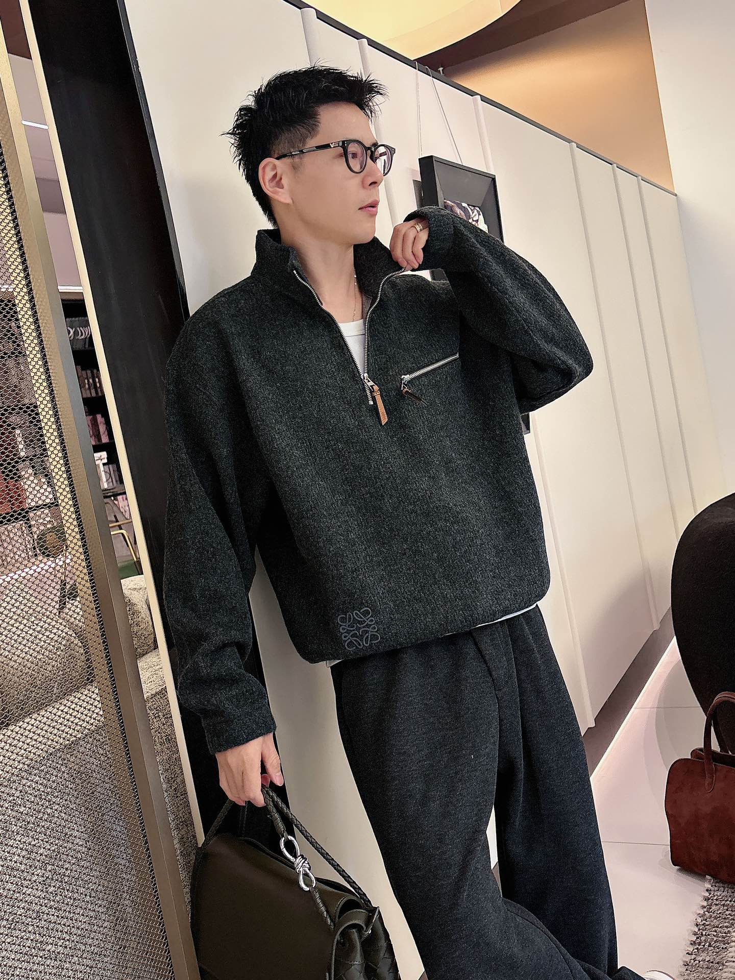 NO:647709,Luo Yiwei's new wool stand-up collar zipper sweater is comfortable on the upper body and does not matter the figure. It is the same style for men and women. It is the most beautiful couple's clothing in autumn and winter. It is a must-have in autumn and winter and can be matched with everything. It is fashionable and fashionable. Dear friends, you deserve it!  Size M-XL,,loewe,sweaters,alexander wang19860909罗意威新款羊毛立领拉链毛衣,上身舒适,不挑身材 男女同款,秋冬毛衣,是今年最好看的情侣装,秋冬必备百搭不出错,洋气又时髦,亲爱的们值得拥有！ 尺码M-XL,,loewe,sweaters,alexander wang,Men's clothing