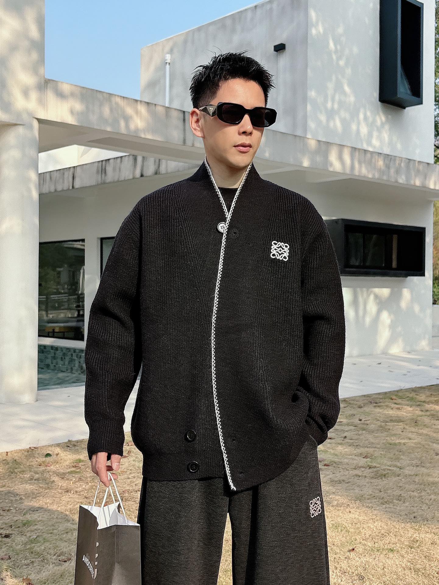 NO:682351,Luo Yiwei's new cardigan old-money sweater is comfortable on the upper body and does not matter the body shape. It is the same style for men and women. The autumn and winter sweater is the best couple outfit this year. It is a must-have in autumn and winter and can be matched with everything. It is stylish and fashionable. My dears deserve it!  Size M-2XL,,loewe,sweaters,19860909罗意威新款开衫老钱毛衣,上身舒适,不挑身材 男女同款,秋冬毛衣,是今年最好看的情侣装,秋冬必备百搭不出错,洋气又时髦,亲爱的们值得拥有！ 尺码M-2XL,,loewe,sweaters,,Men's clothing