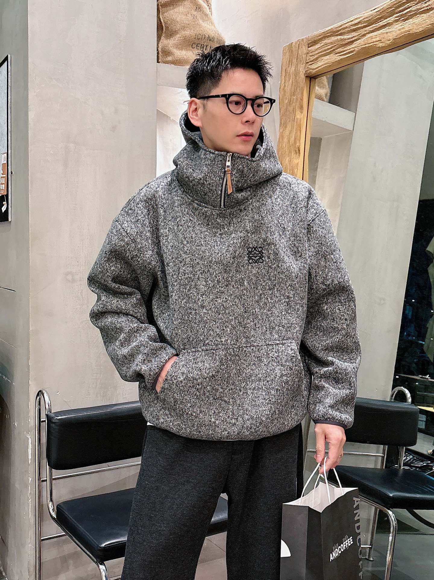 NO:682364,Loewe's new zippered hooded wool sweatshirt is comfortable on the upper body and does not matter the body shape. It is the same style for men and women. It is the most beautiful couple's outfit in autumn and winter. It is a must-have in autumn and winter and can be matched with everything. It is stylish and fashionable. Dear friends, you deserve it!  Size M-2XL,,loewe,hoodie,sweatshirts,sweaters,hats,19860909罗意威新款拉链帽款羊毛卫衣,上身舒适,不挑身材 男女同款,秋冬毛衣,是今年最好看的情侣装,秋冬必备百搭不出错,洋气又时髦,亲爱的们值得拥有！ 尺码M-2XL,,loewe,hoodie,sweatshirts,sweaters,hats,,Men's clothing