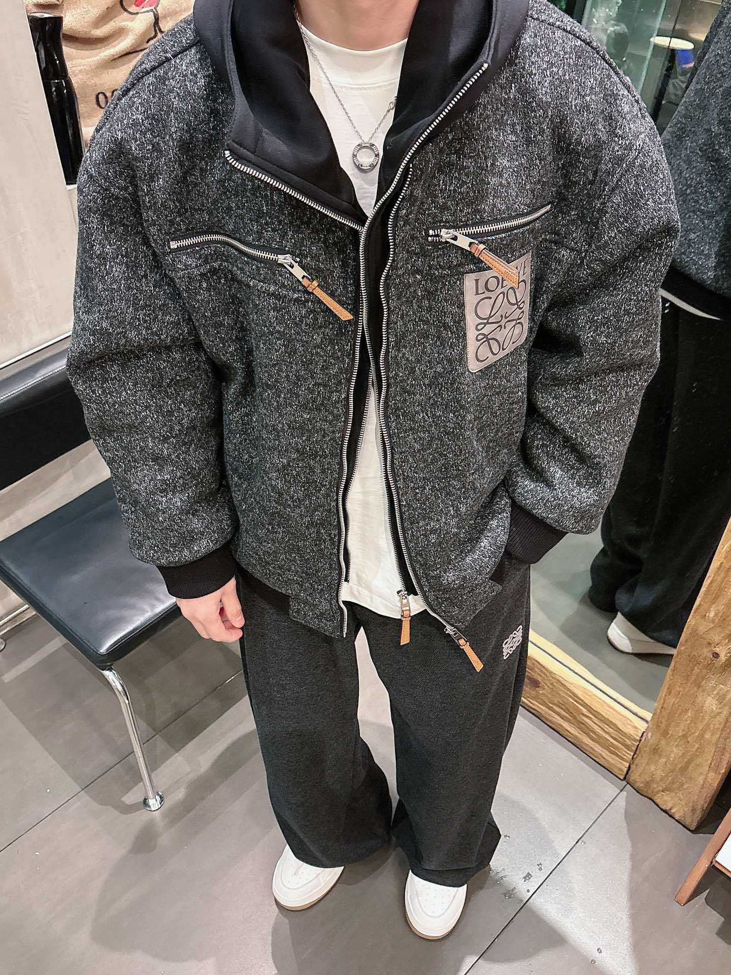 NO:682368,Luo Yiwei's new wool fake two-piece zippered and furred thickened jacket is comfortable on the upper body and does not matter the figure. It is the same style for men and women. The autumn and winter sweaters are the best couple clothes this year. They are a must-have in autumn and winter. They are versatile, stylish and fashionable. Dear friends, they deserve it!  Size M-2XL,,loewe,jackets & coats,sweaters,19860909罗意威新款羊毛假两件拉链加毛加厚外套,上身舒适,不挑身材 男女同款,秋冬毛衣,是今年最好看的情侣装,秋冬必备百搭不出错,洋气又时髦,亲爱的们值得拥有！ 尺码M-2XL,,loewe,jackets & coats,sweaters,,Men's clothing