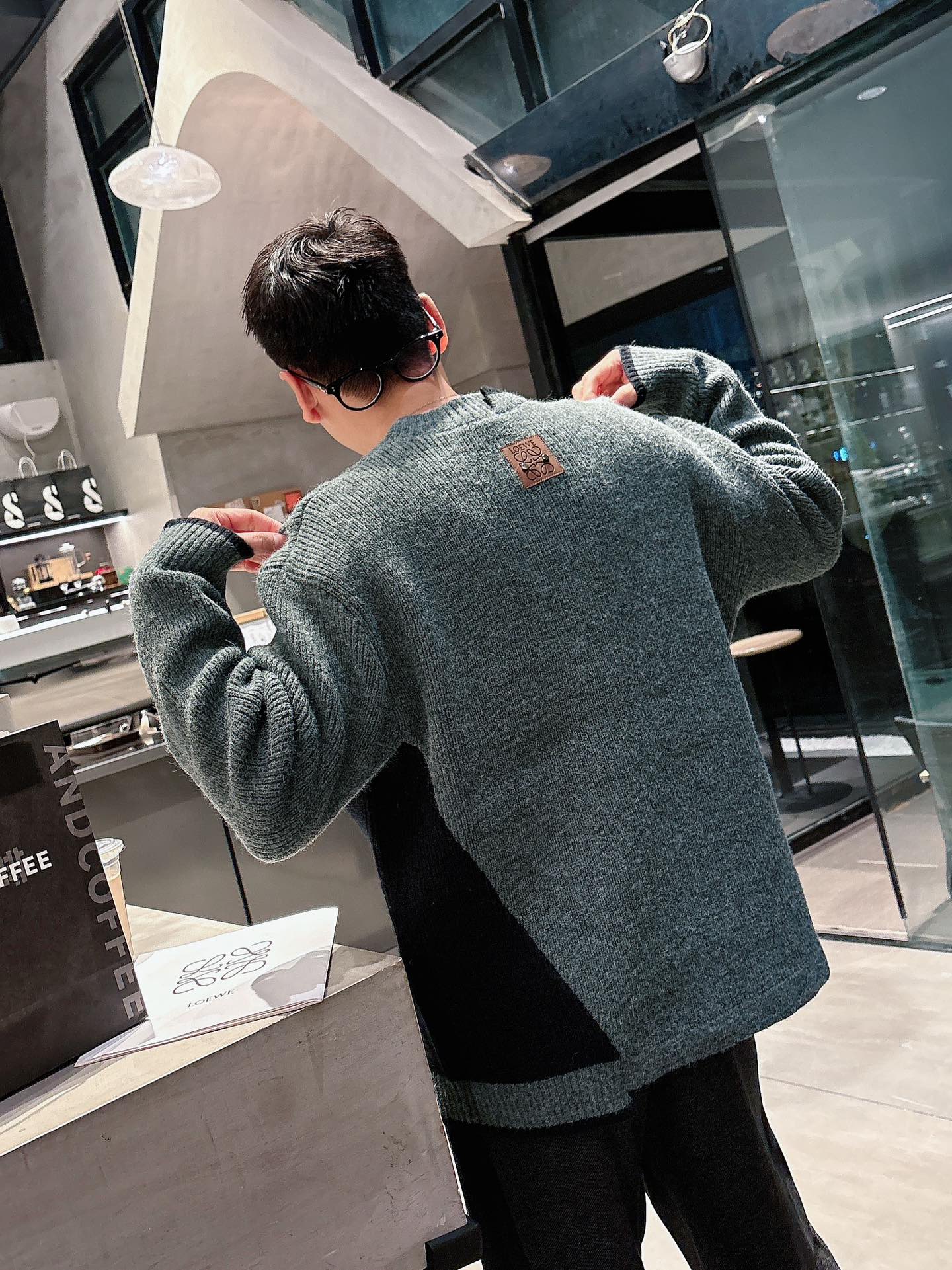 罗意威新款毛衣，上身舒适，不挑身材 男女同款，秋冬毛衣，是今年最好看的情侣装，秋冬必备百搭不出错，洋气又