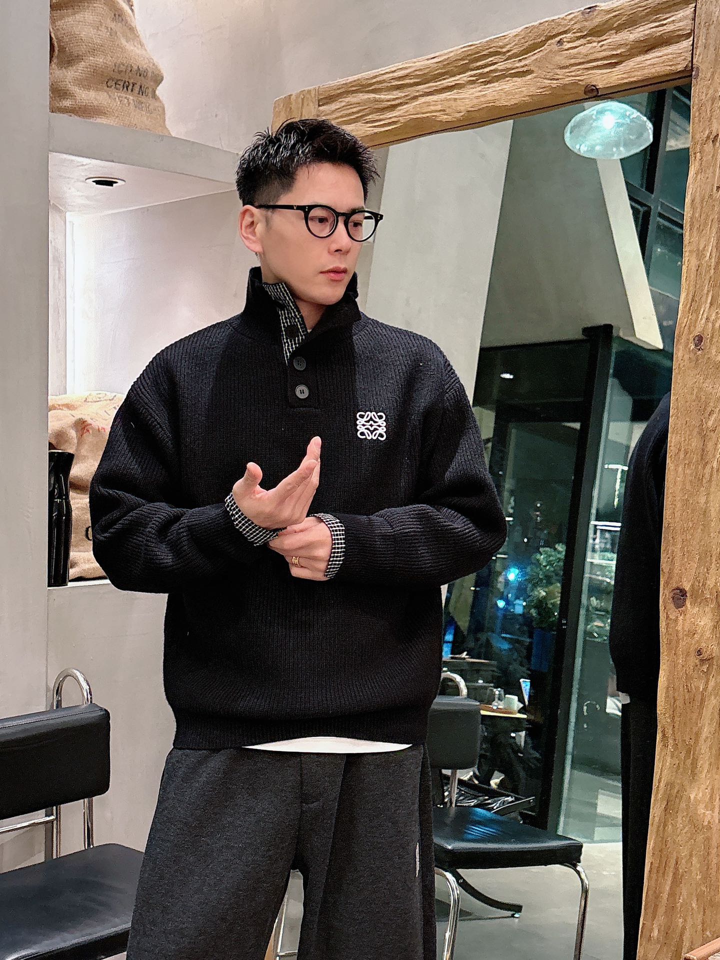 NO:682378,Luo Yiwei's new New Year's red sweater is comfortable on the upper body and does not matter the figure. It is the same style for men and women. The autumn and winter sweater is the most beautiful couple's outfit this year. It is a must-have in autumn and winter. It is versatile and fashionable. Dear friends, you deserve it!  Size M-2XL,,loewe,sweaters,19860909罗意威新款新年红毛衣,上身舒适,不挑身材 男女同款,秋冬毛衣,是今年最好看的情侣装,秋冬必备百搭不出错,洋气又时髦,亲爱的们值得拥有！ 尺码M-2XL,,loewe,sweaters,,Men's clothing