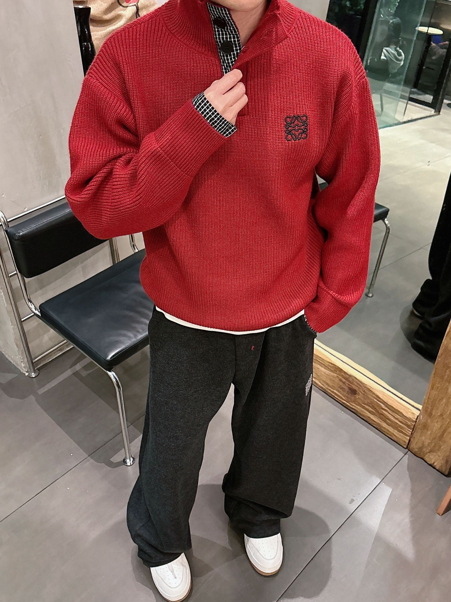 NO:682384,Loewe's new New Year's red and fake two-piece sweaters are comfortable on the upper body and are suitable for both men and women. Autumn and winter sweaters are the most beautiful couple outfits this year. They are a must-have in autumn and winter and are versatile and trendy. Dear friends, they deserve it!  Size M-2XL,,loewe,sweaters,19860909罗意威新款新年红假两件毛衣,上身舒适,不挑身材 男女同款,秋冬毛衣,是今年最好看的情侣装,秋冬必备百搭不出错,洋气又时髦,亲爱的们值得拥有！ 尺码M-2XL,,loewe,sweaters,,Men's clothing