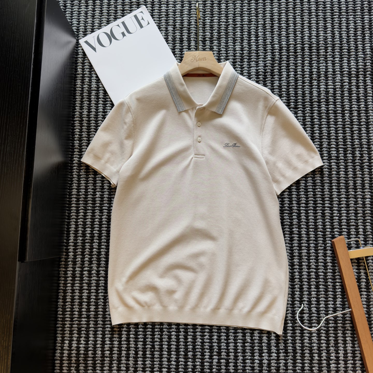 NO:848042,Old-money texture and high-end relaxation. Minimalist rice-tone POLO is the quiet dignity of adults. It is neatly tailored to fit the body shape, not tight or artificial. The moment the sun falls on the shoulder line, it has a casual and elegant aura. Fade away the fancy decorations and only rely on texture to win. It can be seamlessly adapted to daily commuting/city strolling/light business. Low-key and exquisite, is the top aesthetic for boys. Size M-3XL,,19860909老钱质感·高级松弛感 极简米调POLO,是成年人不动声色的体面 利落剪裁贴合身形,不紧绷不刻意 阳光落在肩线的那一刻 自带漫不经心的优雅气场 褪去花哨装饰,只用质感取胜 日常通勤/city漫步/轻商务都能无缝适配 低调精致,才是男生穿搭的顶配审美 尺码M-3XL,,,Men's clothing
