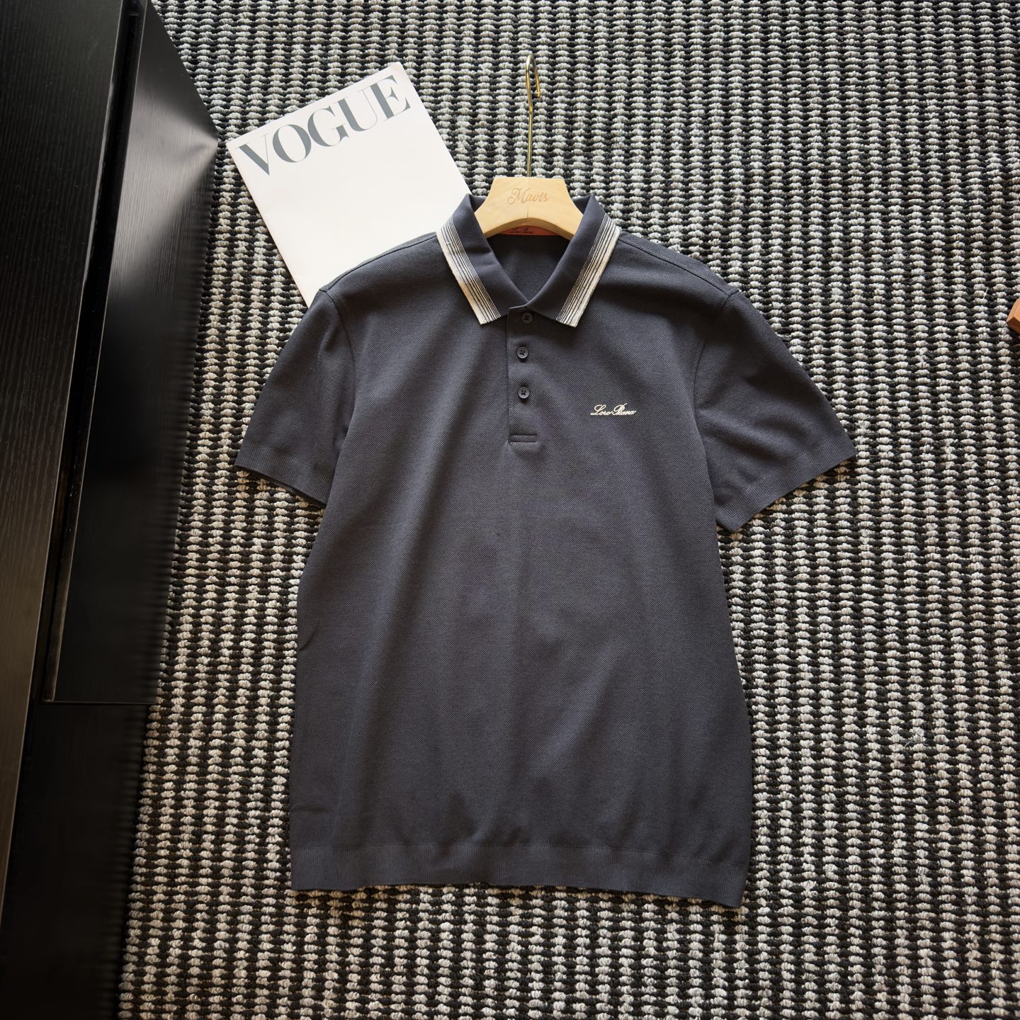 NO:848016,Men's high-end wear is just what they need. Refuse to be greasy or old-fashioned. LP style POLO really wins. Soft and breathable piqué cotton fabric, the upper body has straight shoulders. Contrast color collar + exquisite small embroidery on the chest, full of details. Paired with trousers + belt, you can feel mature and gentlemanly. Whether it is daily dating, commuting to work or short trips, a set of upper body is clean and neat, and your taste is visible at a glance.  Spring and summer wardrobe, all-match shirts with closed eyes, sizes M-3XL, loro piana,19860909男士高阶穿搭刚需 拒绝油腻,拒绝老气 LP风POLO真的赢麻了 软糯透气珠地棉面料,上身立显直角肩 撞色领边+胸口精致小刺绣,细节拉满 搭配西裤+皮带,轻熟绅士感直接拉满 不管是日常约会、上班通勤、短途出行 一套上身,干净利落,品味一眼可见 春夏衣柜,闭眼入不踩雷的百搭神衫尺码M-3XL,,loro piana,,Men's clothing