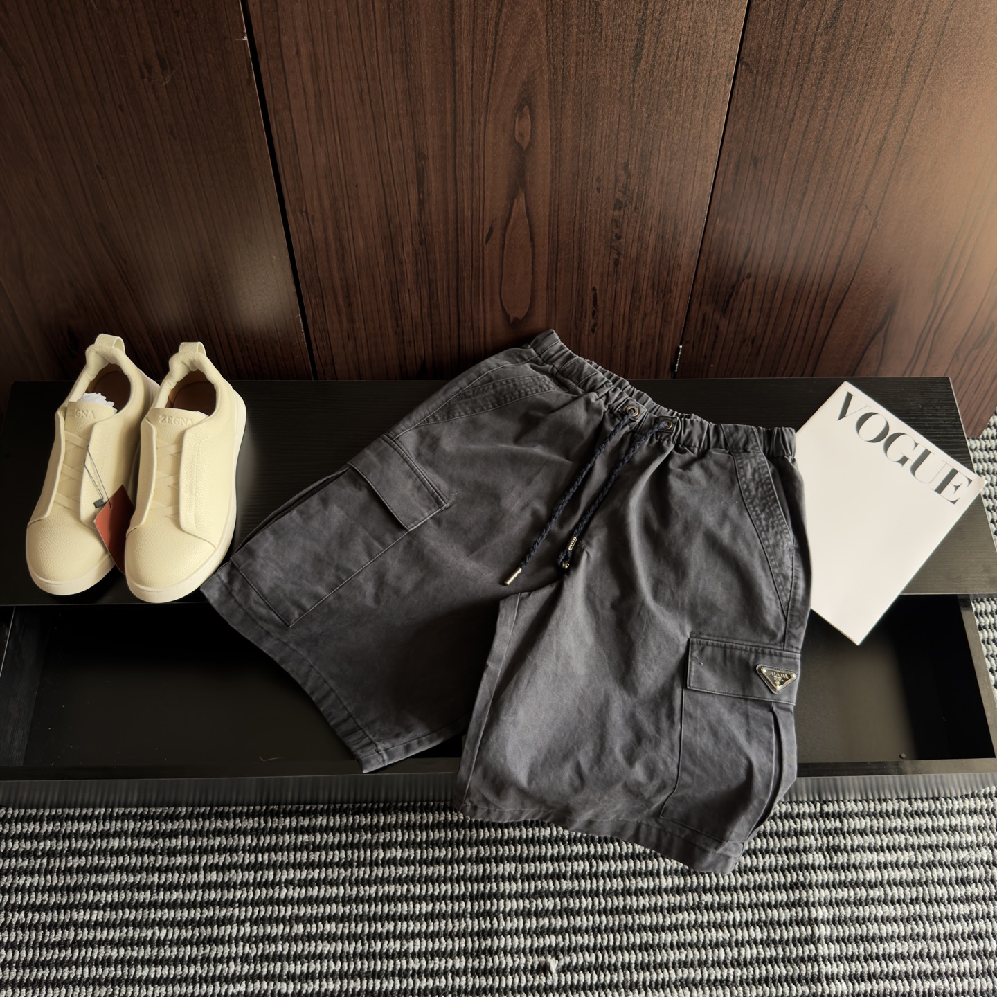 NO:848039,Prada triangle logo work shorts are a must-have item for high-end men in summer. Low-key charcoal gray washed texture, full of retro accents. Elastic drawstring waistband, free and unrestricted regardless of body shape. Three-dimensional workwear large pockets + classic metal triangle logo. Clean cut, loose and not collapse. One-click adaptation for daily outings, vacations and leisure, and light commuting.  The upper body has a casual and luxurious aura, and the minimalist outfit can also be worn with top taste in sizes S-XL, prada, shorts,19860909Prada三角标工装短裤 高阶男士夏日刚需单品 低调炭灰水洗质感,复古腔调拉满 松紧抽绳腰头,不挑身材自在无束缚 立体工装大口袋+经典金属三角徽标 利落剪裁宽松不垮塌 日常出街、度假休闲、轻通勤一键适配 上身自带漫不经心的轻奢气场,极简穿搭也能穿出顶级品味尺码S-XL,,prada,shorts,,Men's clothing