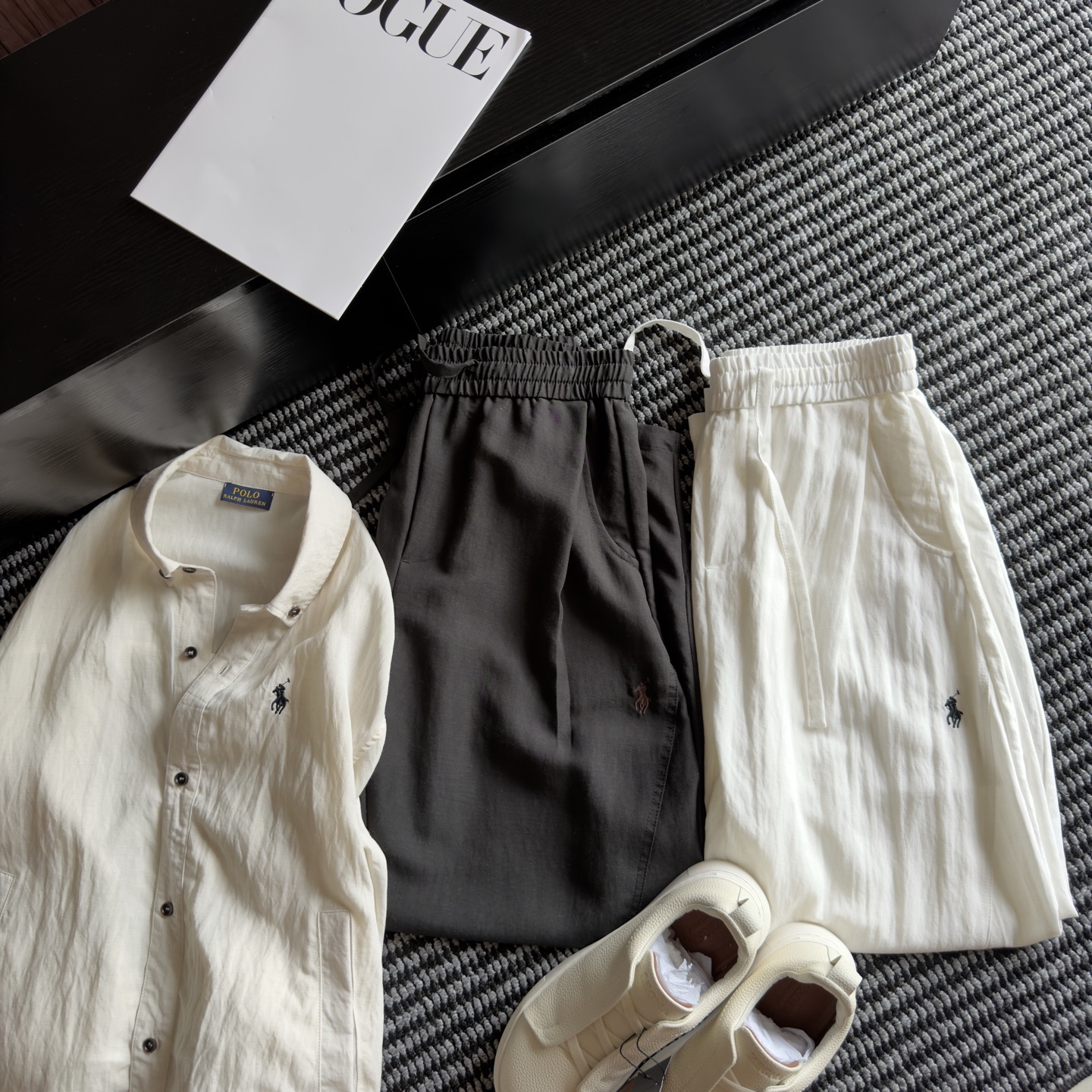 NO:848033,Polo white linen trousers with pony logo bring out the refreshing and relaxed feeling in summer. Natural linen texture, breathable and cool on the upper body. Loose scimitar wide-leg version, covering the legs without weighing down the body. Elastic drawstring waist, not tight, comfortable and non-restrictive. Low-key classic pony embroidery, minimalist and high-end without being exaggerated. Clean milky white color, suitable for all tops and shoes. Commuting, vacation, and daily city walks.  A casual set of old money gentleman style sizes M-3XL,19860909Polo小马标白色亚麻神裤 把夏日清爽松弛感直接拉满 天然亚麻原生肌理,上身自带透气凉感 宽松弯刀阔腿版型,遮腿型不压个子 松紧抽绳腰头,不勒腰、自在无束缚 低调经典小马刺绣,极简高级不浮夸 干净奶白配色,适配所有上衣与鞋履 通勤、度假、日常city漫步 随手一套就是漫不经心的老钱绅士格调尺码M-3XL,,,Men's clothing
