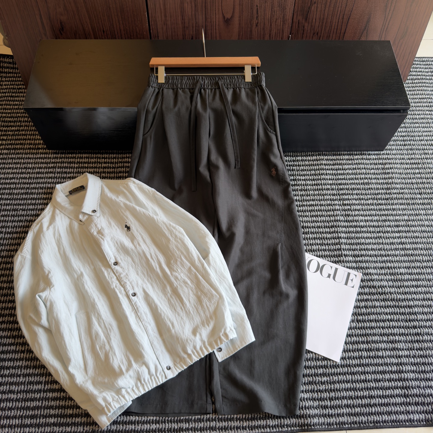NO:848036,Polo black linen pants with pony logo bring out the refreshing and relaxed feeling in summer. Natural linen texture, the upper body has a breathable and cool feeling. Loose scimitar wide-leg version, covering the legs without weighing down the body. Elastic drawstring waistband, not tight, comfortable and non-restrictive. Low-key classic pony embroidery, minimalist and high-end without being exaggerated. Clean milky white color, suitable for all tops and shoes. Commuting, vacation, daily city walks  A casual set of old money gentleman style sizes M-3XL,19860909Polo小马标黑色亚麻神裤 把夏日清爽松弛感直接拉满 天然亚麻原生肌理,上身自带透气凉感 宽松弯刀阔腿版型,遮腿型不压个子 松紧抽绳腰头,不勒腰、自在无束缚 低调经典小马刺绣,极简高级不浮夸 干净奶白配色,适配所有上衣与鞋履 通勤、度假、日常city漫步 随手一套就是漫不经心的老钱绅士格调尺码M-3XL,,,Men's clothing