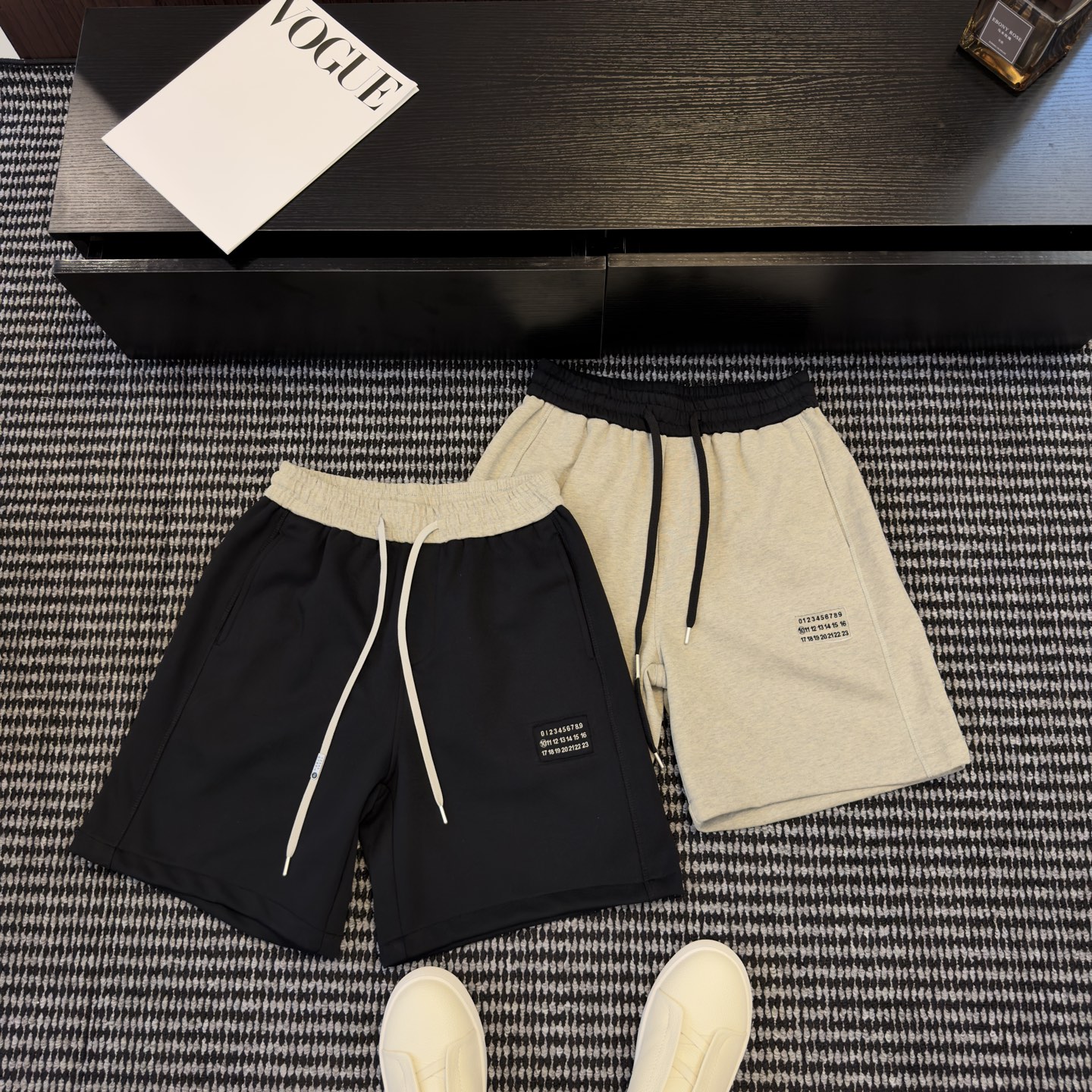 NO:848022,Margiela’s hot-selling digital sports shorts are a must-have for boys’ summer wardrobe!  Classic four-corner digital embroidery logo. No exaggerated big logo, low-key recognition. Loose elastic drawstring waistband, friendly for big belly. Breathable sweatpants fabric, no sweating after long-term wear. No crotch sticking, no short legs. Wear it casually with T-shirts, Polo, canvas shoes for daily use. Boys’ clean texture can be worn directly to the full size M-3XL, masion margiela, shorts, tees, t-shirt,19860909马吉拉爆款数字运动短裤 男生夏季衣柜刚需神裤！ 经典四角数字刺绣标识 没有夸张大logo,低调辨识度拉满 宽松松紧抽绳腰头,大肚子也友好 透气卫裤面料,久穿不闷汗 不卡裆、不显腿短 日常随便搭T恤、Polo、帆布鞋 男生干净利落质感直接拉满尺码M-3XL,,masion margiela,shorts,tees，t-shirt,,Men's clothing