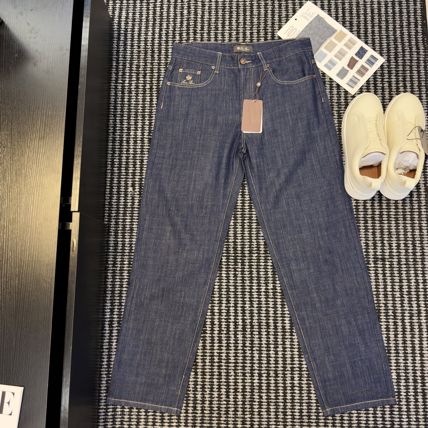 NO:848028,Old-money men's summer trousers, low-key luxury LP style linen jeans with a relaxed and high-quality feel welded to the body, natural linen + denim blended fabric, the upper body has an ice feel and breathability, no sweating for a long time, drape and anti-wrinkle, say goodbye to the heavy stuffiness of ordinary denim, straight and slightly loose tailoring, modified leg shape without tightness, middle-aged gentleman decent without procrastination, low saturation, retro denim original color, not exaggerated and no big logo, suitable for all commuting/leisure/vacation scenarios  Wear it casually with T-shirts, Polo, linen shirts, and easily wear Italian low-key luxury sizes 30-38, loro piana, jeans, shirts, tees, t-shirt,19860909老钱男士夏季本命神裤 低调顶奢LP风亚麻牛仔裤 把松弛高级感焊在身上 天然亚麻+牛仔混纺面料 上身自带冰感透气 久穿不闷汗 垂坠抗皱 告别普通牛仔的厚重闷热 直筒微宽松剪裁 修饰腿型不紧绷 中年绅士体面不拖沓 低饱和复古牛仔原色 不浮夸无大logo 通勤/休闲/度假全场景通杀 随便搭T恤、Polo、亚麻衬衫 轻轻松松穿出意式低调贵气尺码30-38,,loro piana,jeans,shirts,tees，t-shirt,,Men's clothing