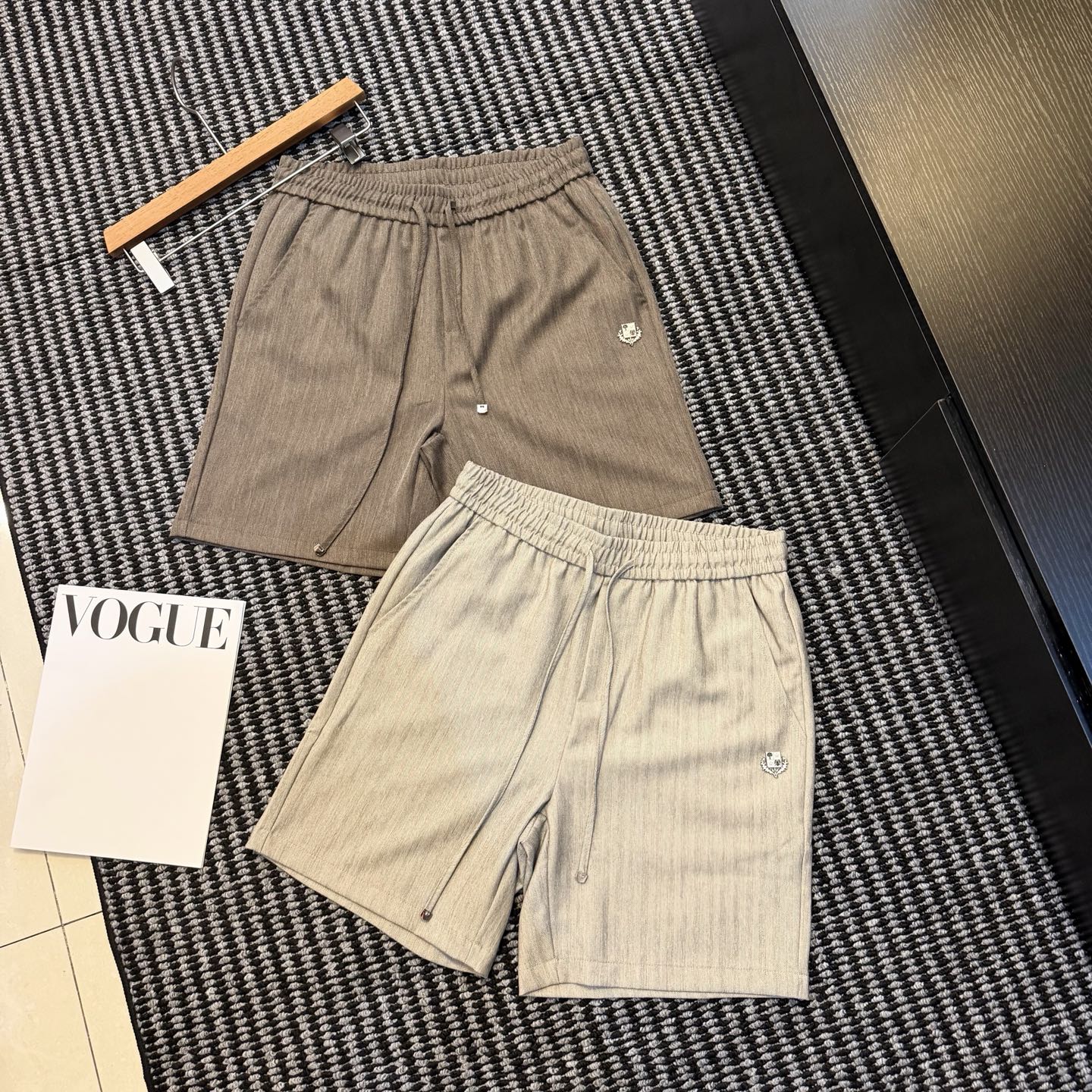 NO:848031,Old money and light luxury steel label casual linen shorts. Ice-like drape | Breathable and not stuffy | No need to iron and easy to take care of. The elastic waist does not flatter the figure. Low-key metal tags. High-end sense. Versatile in two colors. Just needed in spring and summer. The upper body can instantly become elegant and stylish. Men's size M-4XL,,shorts,19860909老钱轻奢钢标休闲亚麻短裤 冰感垂顺｜透气不闷｜免烫好打理 松紧腰不挑身材 低调金属小标 高级感拉满 两色百搭 春夏刚需 上身秒变儒雅气质型男尺码M-4XL,,shorts,,Men's clothing