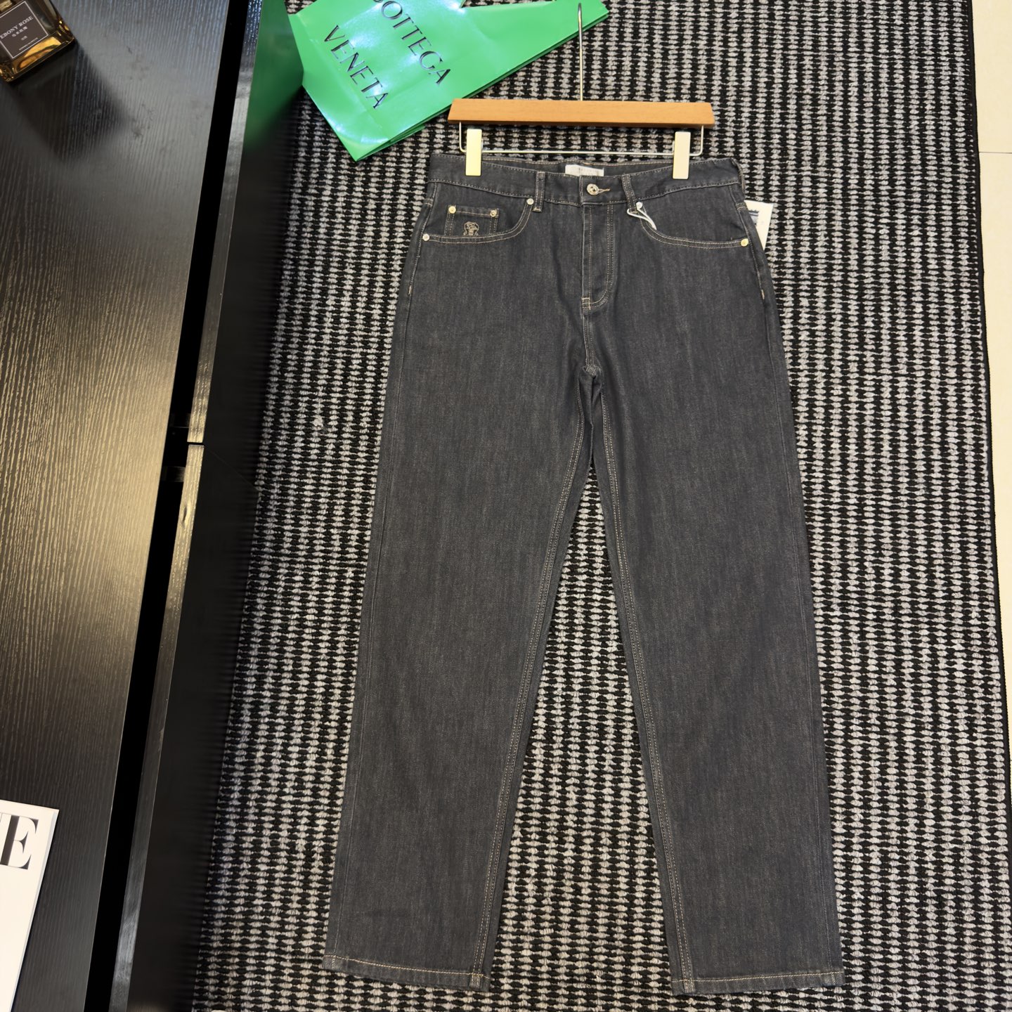NO:848034,BC collection-grade denim | low-key luxury ceiling. Dark gray tone dyed wash, with retro high-end matte texture. Exquisite exclusive embroidered small label, hidden poke to enhance the overall tone. Clean cut + crisp drape, the upper body is huge and the legs are straight. No age or leg shape, men can enter with eyes closed. It can be easily held for daily commuting and leisure travel. Low-key and unassuming, the texture is full at a glance, and the upper body is noble and elegant. Brother size is 30-38,19860909BC典藏级牛仔｜低调奢感天花板 深灰调定染水洗,自带复古高级雾面质感 精致专属刺绣小标,暗戳戳拉高整体调性 利落剪裁+挺括垂感,上身巨藏肉显腿直 不挑年龄不挑腿型,男士闭眼入 日常通勤、休闲出行都能轻松hold住 低调不张扬,质感一眼拉满,上身就是贵气儒雅气质大哥尺码30-38,,,Men's clothing