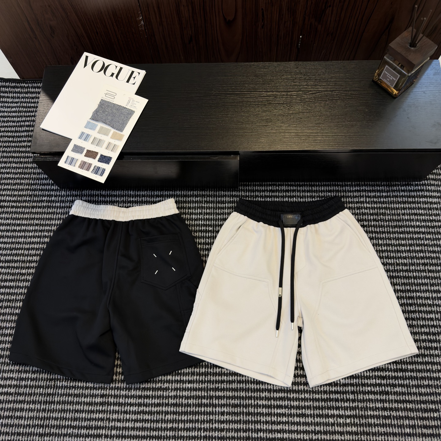 NO:848037,Margiela boxer-marked pants are just what boys need to feel relaxed. Minimalist high-end aesthetic | Lazy ceiling of old money. Customized air-layer fabric with high weight. The upper body is soft and smooth. Breathable, not stuffy or slump. Contrasting color waistband + iconic back cross stitching. Low-key dark pattern details, easy to recognize. Loose five-point straight cut. Covers the crotch and hides the leg meat, not picking the leg shape or the figure. Black and white two-color basics are versatile.  T-shirts, Polo, and shirts can be worn in any combination. You can easily wear them with a high-end and casual aura. For lazy people in spring and summer, you can directly lock the size M-3XL, masion margiela, shirts, tees, t-shirt,19860909马吉拉四角标神裤 男生松弛感刚需 极简高阶审美｜老钱慵懒天花板 高克重定制空气层面料 上身软糯垂顺 透气不闷不塌形 撞色腰头+标志性后背十字缝线 低调暗纹细节,辨识度直接拉满 宽松五分直筒剪裁 遮胯藏腿肉,不挑腿型不挑身材 黑白双色基础百搭 T恤、Polo、衬衫随便一套 轻轻松松穿出高级随性的贵气氛围感 春夏懒人穿搭直接锁死尺码M-3XL,,masion margiela,shirts,tees，t-shirt,,Men's clothing