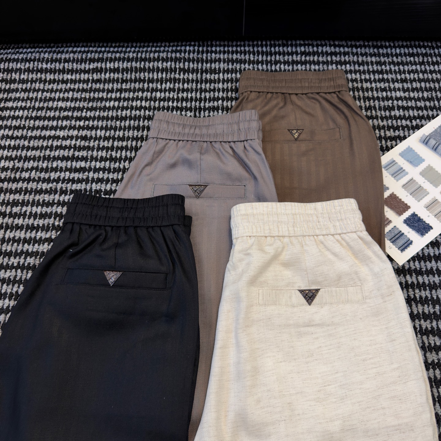 NO:848040,Brothers!  The summer Fengshen BV style linen pants are here. Four colors are available. Versatile and not picky. Genuine high-end linen blended material. Breathable, draping, anti-wrinkle. Very cool to wear in summer. Simple solid color + low-key triangle woven label on the back waist. No unnecessary bells and whistles. Authentic old money minimalist tonality. Loose, comfortable and not tight. Suitable for home, shopping, vacation and work. Black/dark brown/light gray/off-white. Looks good with your eyes closed.  360 Degrees can be worn no matter how you wear it. Available in sizes M-3XL, Bottega Veneta,19860909兄弟们！夏季封神BV风亚麻神裤来了 四色全色齐出 百搭不挑人 正经高端亚麻混纺料子 透气、垂顺、抗皱 夏天穿巨凉快 简约纯色+后腰低调三角织标 没有多余花里胡哨 正正的老钱极简调性 宽松舒适不紧绷 居家、逛街、度假、上班全能hold住 黑色/深棕/浅灰/米白 闭眼入都好看 三百六十度怎么穿都有型尺码M-3XL,,bottega veneta,,Men's clothing
