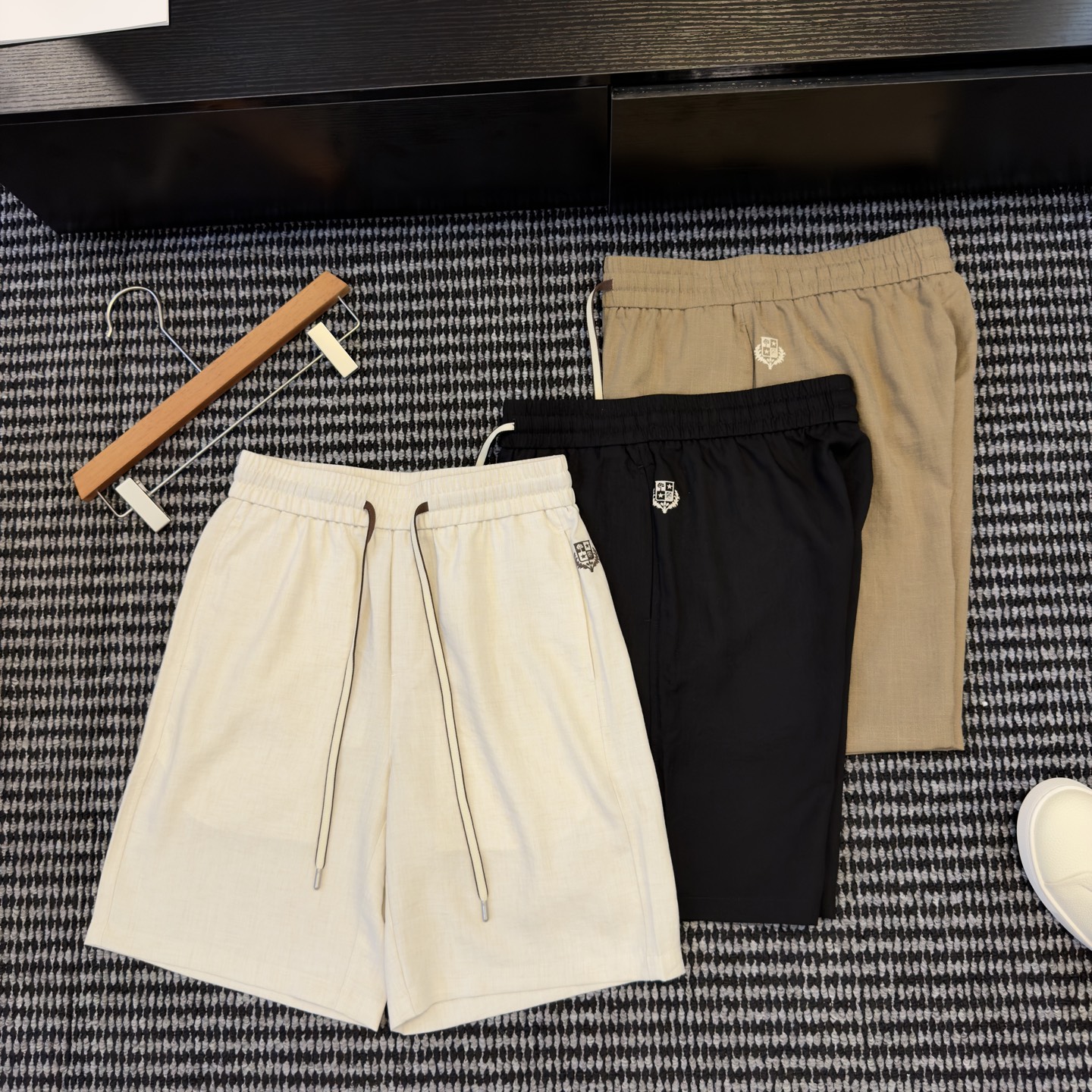 NO:848044,The summer soul item worn by old money. The high-end dark coffee tone has a low-key texture. Smooth and breathable fabrics, no restriction on the upper body and no sweating. Elastic drawstring waistband, no waist circumference to accommodate all body shapes. Clean 50-length pants, modifying the leg shape and making the legs longer in seconds. Minimalist solid color + low-key small logo on the side. Polo, linen shirt, knitted short-sleeves are all high-end. Daily store visits, citywalks, short trips  One set is clean, light and relaxed, in sizes M-3XL, shirts, and T-shirts.19860909老钱穿搭的夏日灵魂单品 高级深咖调自带低调质感 垂顺透气面料,上身零束缚不闷汗 松紧抽绳腰头,不挑腰围包容所有身形 利落五分裤长,修饰腿型秒变长腿 极简纯色+低调侧边小标识 搭配Polo、亚麻衬衫、针织短袖都高级 日常探店、citywalk、短途出行 一套就是干净利落的轻熟松弛感尺码M-3XL,,shirts,T-shirt,,Men's clothing
