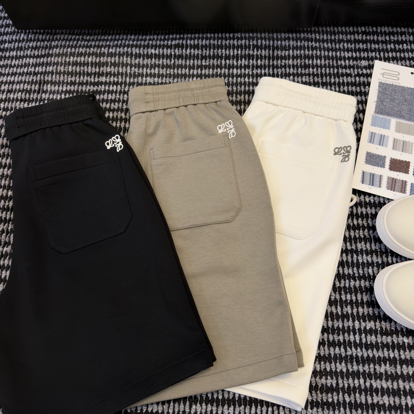 NO:848046,Boys' high-end summer wear is just what they need. Loewe's same style air-layer casual shorts. Exclusive high-weight air-layer fabric. Soft and waxy as clouds, three-dimensional and stiff, zero pressure on the upper body. Not soft, not easy to wrinkle, not clinging to the legs. It can still maintain a neat look after being worn for a long time. High-end fit size M-3XL,,loewe,shorts,19860909男生夏日高阶穿搭刚需 罗意威同款空气层休闲五分短裤 独家高克重空气层面料 软糯如云、立体挺括、上身零压感 不软塌、不易皱、不贴腿 久穿依旧保持利落高级版型尺码M-3XL,,loewe,shorts,,Men's clothing