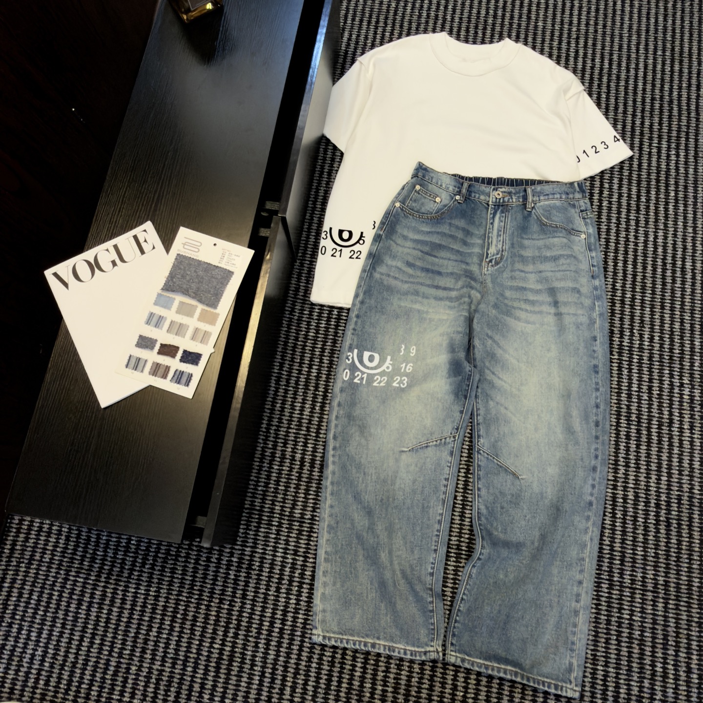 NO:848050,Retro washed margiela-style wide-leg jeans, distressed and whitened with layered texture. Exclusive number logo on the side for a low-key touch. Loose scissor cut. Does not pick up the leg shape and does not compress the body. Lazy and relaxed old-money accent. Daily wear casually wears high-end wear. Size S-2XL,, masion margiela,jeans,19860909复古水洗马吉拉风阔腿牛仔裤 做旧磨白层次质感拉满 侧边专属数字标识低调点睛 宽松弯刀剪裁 不挑腿型不压个子 慵懒松弛的老钱腔调 日常穿搭随性穿出高阶穿搭品尺码S-2XL,,masion margiela,jeans,,Men's clothing