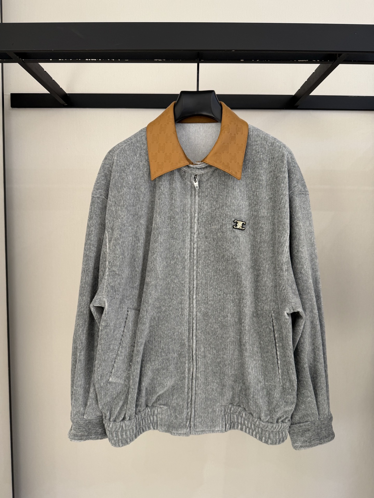 NO:638199,Celine*2025 new product velvet casual jacket. Customized YB imported velvet material. Glossy and comfortable. High-end appearance. Lapel zipper casual jacket all-over gray dark pattern logo velvet. Eye-catching reflective gloss. Paired with leather collar. Relaxed and high-quality. Arc de Triomphe logo on the chest. Detailed texture design echoes. Easily become the focus of the visual. Pair with leather pants to show more temperament. Wear lazy and fashionable.  size36-38-40,celine-clothing,celine,celine,jackets & coats,alexander wang19860909Celine*2025新品 丝绒休闲外套 定制YB进口丝绒材质 光泽舒适 品相高级 翻领拉链休闲外套通体灰色暗纹logo系丝绒 反光光泽度亮眼 配上皮领 松弛高级 胸前凯旋门徽标 细节质感设计呼应 轻松成为视觉焦点 搭配皮裤更显气质 穿搭慵懒时髦 size36-38-40,赛琳-服装,celine,celine,jackets & coats,alexander wang,Women's clothing