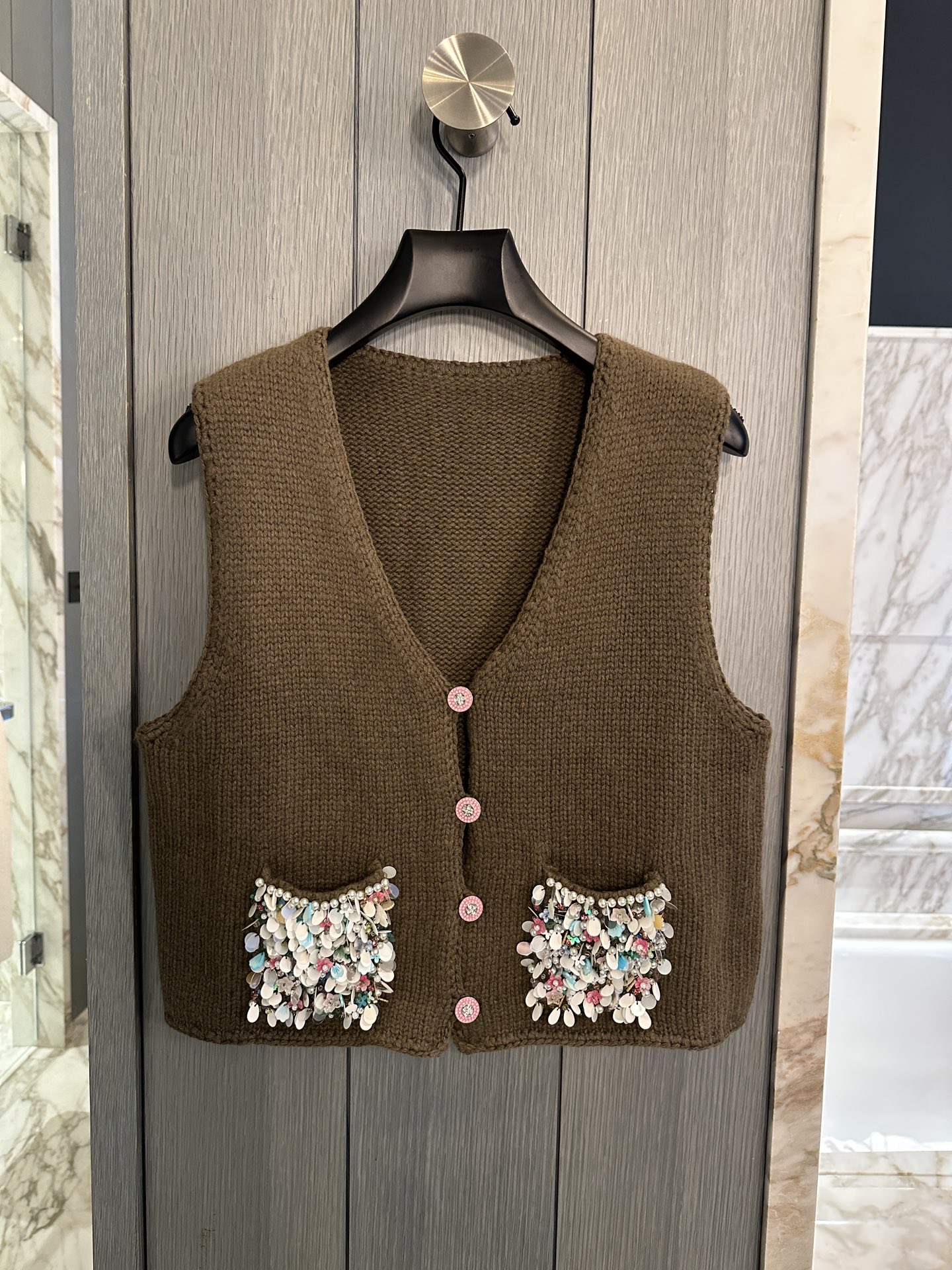 NO:638240,chanel#25 A heart-warming vest, khaki green. The best-looking vest in autumn and winter is out. Retro and high-end, Chanel-clothing, chanel, chanel, alexander wang19860909chanel#25 一眼心动的马甲、卡其绿 秋冬最好看的马甲出来啦 复古高级感拿捏,香奈儿-服装,chanel,chanel,alexander wang,Women's clothing