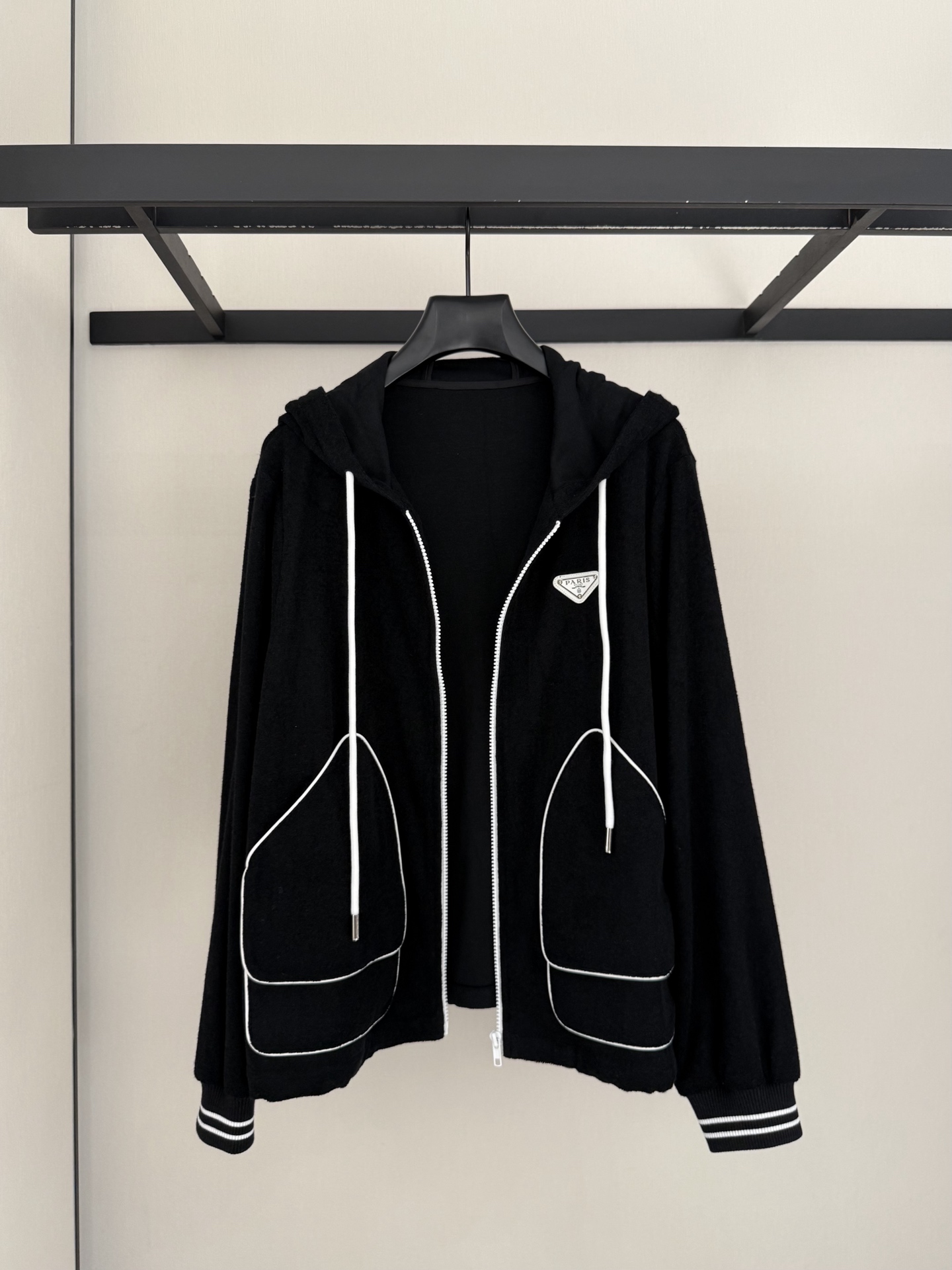 NO:638201,prada#25 new suit set, timeless classic black and white color, the ultimate expression of minimalism, the same series of line pants, slimming and elongated proportions, the refined style of lazy people size36-38-40, Prada-clothing, prada, prada, alexander wang19860909prada#25新款套装套 永不过时的经典黑白配色 极简主义的致臻表达 同系列线条裤 显瘦拉由拉长比例 懒人的精致主义穿搭 size36-38-40,普拉达-服装,prada,prada,alexander wang,Women's clothing