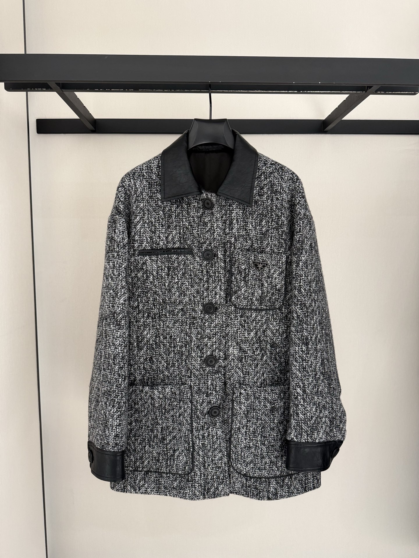 NO:638202,PRADA Suit | The high-end feel of dark floral gray suit prada25 new style The thin gray wool jacket is of moderate thickness, the perfect choice for the transition season between autumn and winter. The waistband of the skirt is designed with bud pleats, which shows a slim waist and adds a sense of playfulness. The oversize jacket version has no shoulder pads. It is soft, handsome and casual. The jacket is paired with wide-leg sweatpants/jeans to create Hailey's style in minutes. It is a versatile classic version that must be included in the wardrobe. The versatile matching choice in wool jackets  Size:36-38-40,Prada-clothing,prada,prada,versace,skirts,jeans,jackets & coats,jackets & coats,alexander wang19860909PRADA套装| 深花灰色套装的高级感 prada25新款 灰色羊毛薄款外套厚度适中 秋冬衔接季不二选择 裙子腰头做了花苞褶皱设计 显腰细的同时多了几分俏皮感 oversize夹克版型 没有垫肩 柔美帅气随性 外套单搭配阔腿运动裤/牛仔裤 分分钟塑造海莉风格 是一件衣柜里必入的百搭经典版型 羊毛外套里的万能搭配选择 Size:36-38-40,普拉达-服装,prada,prada,versace,skirts,jeans,jackets & coats,jackets & coats,alexander wang,Women's clothing