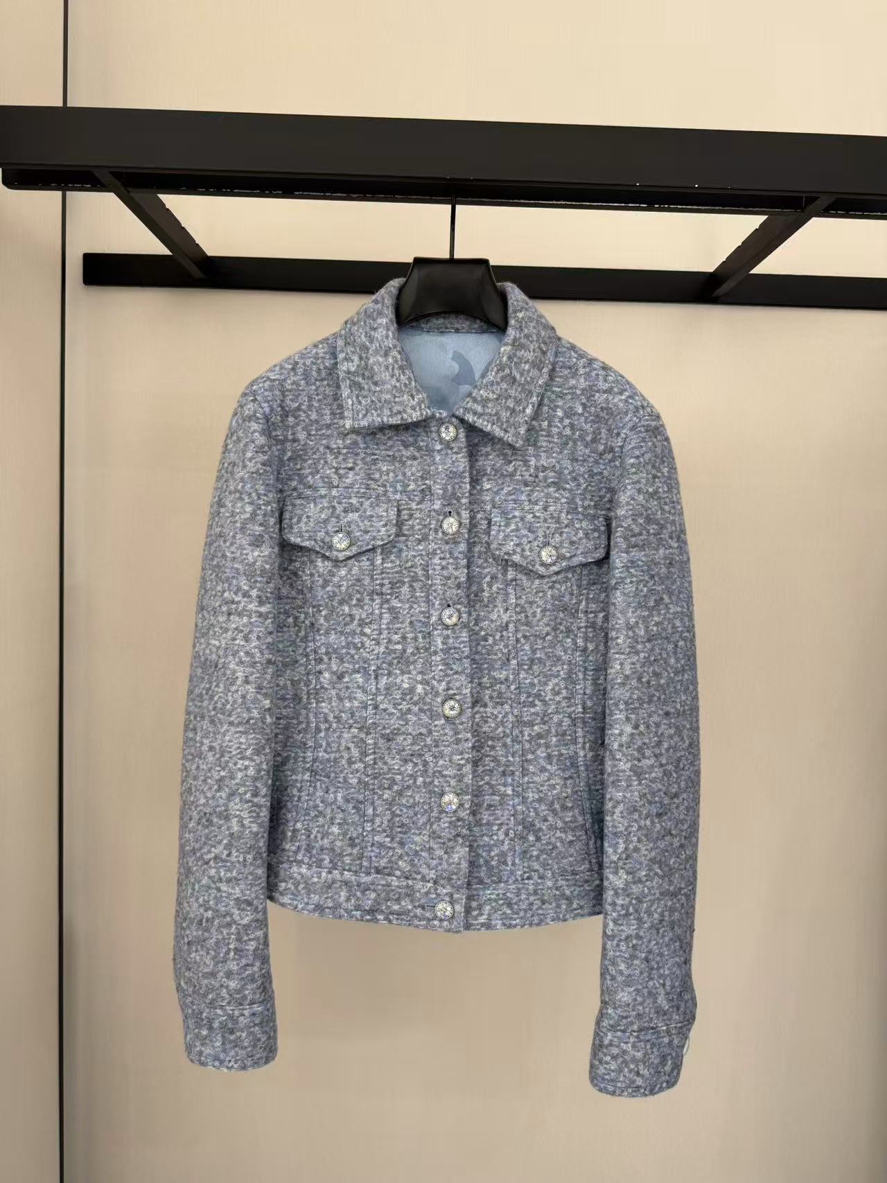 NO:638219,Chanel#25 new style new wool short jacket. Sure enough, Xiaoxiang is still the exquisite fairy sniper!  Very wide and solid wool fabric, automatically supports right-angled shoulders, short waist to increase waist ratio, blue wool contrasting handmade wool knitting thread, suitable for one outfit size 36-38-40, Chanel-clothing, chanel, chanel, jackets & coats, alexander wang19860909chanel#25新款 新款羊毛短款外套 果然小香还是那个精致仙女狙击手！ 挺阔扎实的羊毛面料 自动撑出直角肩 短版收腰拉高腰身比例 蓝色羊毛撞色手工羊毛织线 一套穿搭都有 size36-38-40,香奈儿-服装,chanel,chanel,jackets & coats,alexander wang,Women's clothing