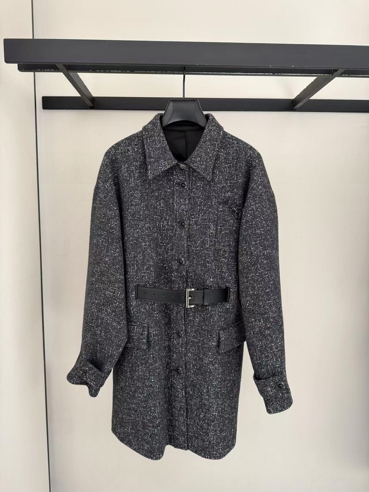 NO:638229,prada#25 Gray wool shirt jacket is a high-end layering for everyday wear with a noble atmosphere. As a representative of neutral colors, the biggest feature of gray is that it is versatile. Whether it is matched with dark or light colors, it can be easily matched size36-38-40, Prada - clothing, prada, prada, jackets & coats, shirts, alexander wang19860909prada#25 灰色羊毛衬衫款外套高级感叠穿日常显贵的氛围感穿搭 灰色作为中性色系的代表,其最大的特点就是百搭.无论是与深色系还是浅色系的服饰搭配,都能轻松驾驭 size36-38-40,普拉达-服装,prada,prada,jackets & coats,shirts,alexander wang,Women's clothing