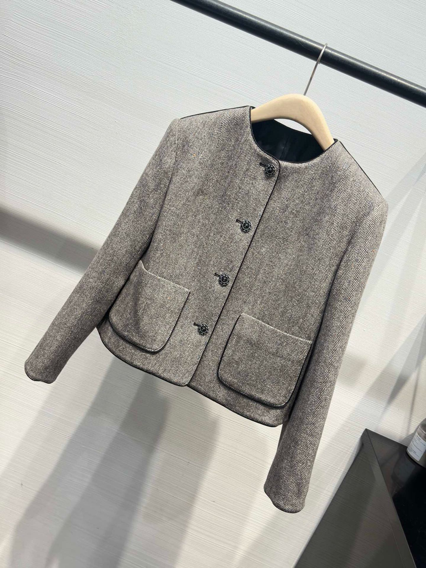 NO:638213,Korean style jacket, Korean style classic silhouette small fragrant jacket, selected 75 Australian wool, soft and waxy texture, warm, the upper body shows an elegant and free temperament, a set of pants comes in size 36-38-40, Chanel-clothing, chanel, jackets & coats, alexander wang19860909韩系外套 韩风经典廓形小香外套 甄选75澳毛 质地软糯 保暖 上身彰显优雅洒脱气质 裤子一套都有 size36-38-40,香奈儿-服装,chanel,jackets & coats,alexander wang,Women's clothing