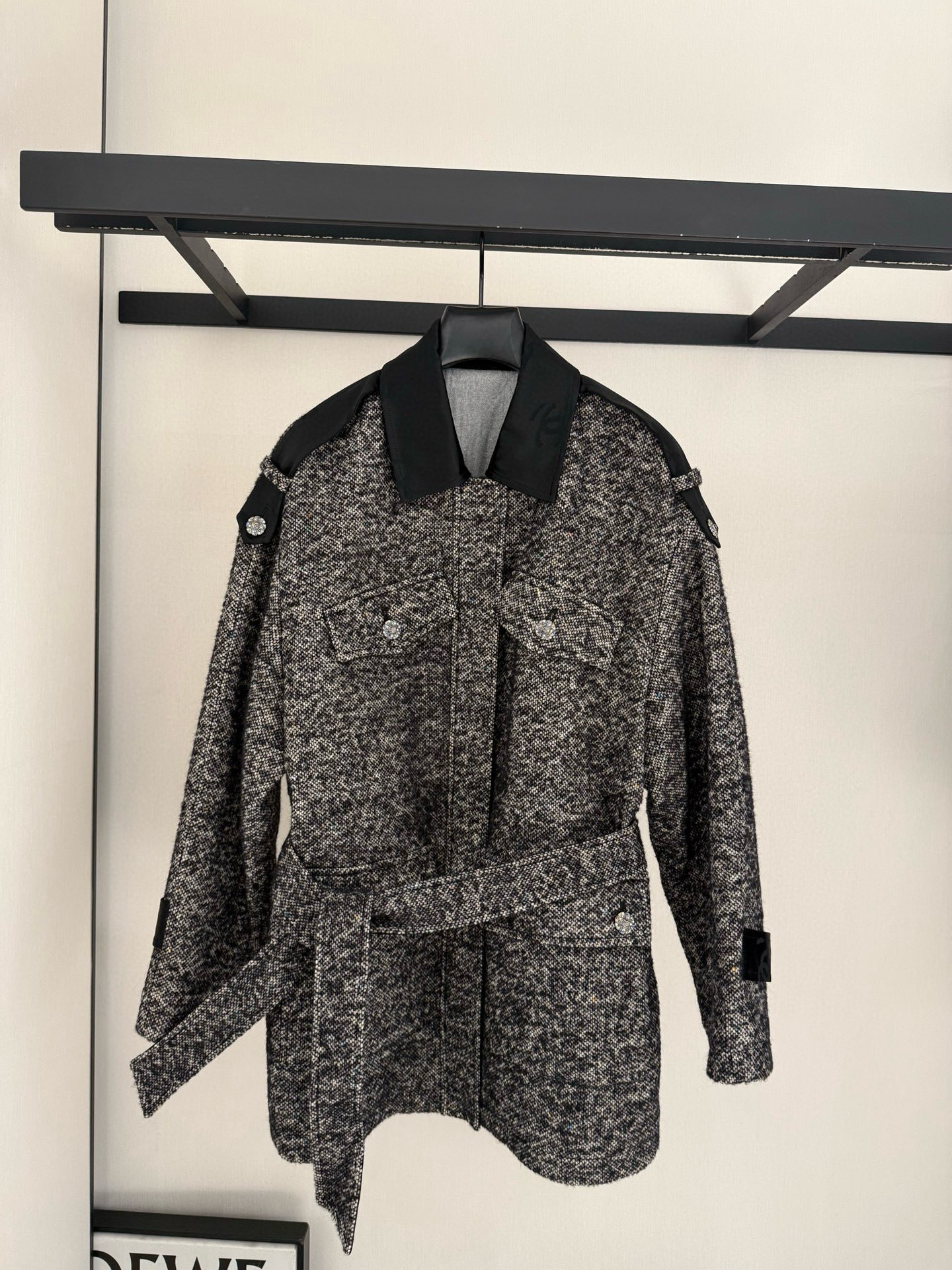 NO:638226,chanle# Step pattern silk coat is eye-catching on the upper and lower back. The style is a straight-line striped off-shoulder version, neat and simple. It is paired with a black collar and looks super slim!  The material of wool is quilted inside, which can keep the temperature and become a fashionista. size36-38-40, Chanel-clothing, chanel, chanel, jackets & coats, real silk, alexander wang19860909chanle#阶梯纹拼真丝大衣外套 上身后让人眼前一亮 款式是直线条带落肩版型,利落简洁 搭配黑色领,超级显瘦！ 羊毛的材质 内里夹棉,保持温度同时 也能成为时尚达人 size36-38-40,香奈儿-服装,chanel,chanel,jackets & coats,real silk,alexander wang,Women's clothing