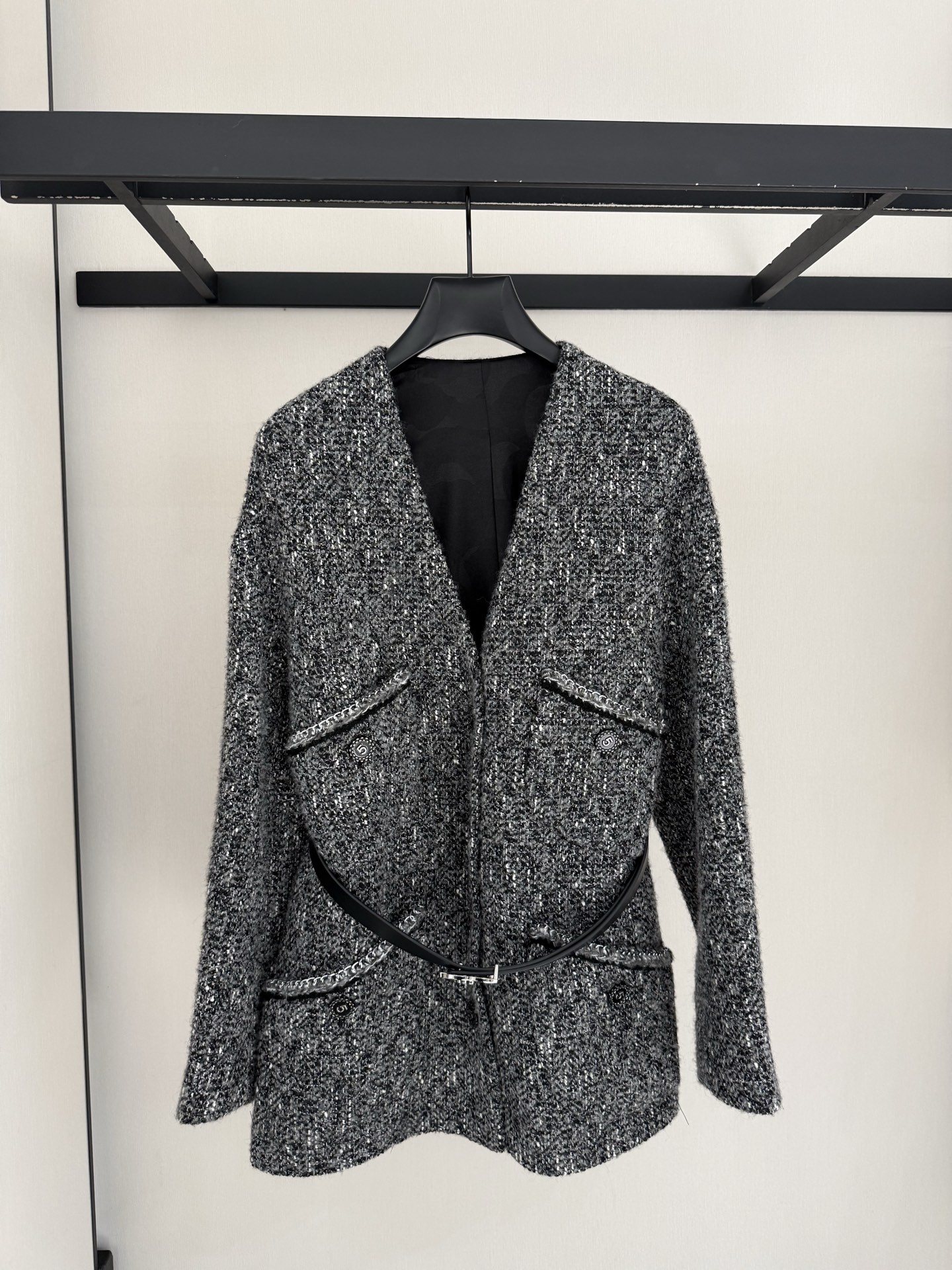 NO:638232,CHANEL 2025 high-end dark gray jacket, wearing French elegance. Chanel's new autumn and winter 2025 series once again blends classic and modern, continuing the brand's iconic elements while injecting more avant-garde details. This black suit look uses classic tweed + metal chains to create a very layered visual effect, elegant and a little rebellious, full of French femininity!  SIZE:36-38-40,Chanel-clothing,chanel,chanel,jackets & coats,alexander wang19860909CHANEL 2025高级感深灰外套,穿出法式优雅 Chanel 2025秋冬新系列 又一次将经典与现代融合,延续品牌标志性元素的同时,注入更具先锋感的细节.这款黑色套装 look 以 经典粗花呢+金属链条打造出极具层次感的视觉效果,优雅又带点叛逆气息,法式女人味十足！ SIZE:36-38-40,香奈儿-服装,chanel,chanel,jackets & coats,alexander wang,Women's clothing
