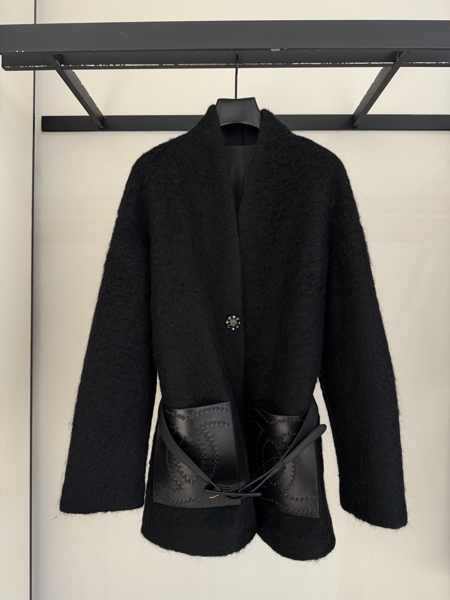 NO:638193,chanle's new style. Brown color is the god of atmosphere. Loose and small silhouette. Smooth lines. Top-quality alpaca wool combines warmth and practicality in autumn and winter. The style is young and simple. It is highly matched. No girl can refuse Chanel!! SIZE: 36-38-40, Chanel-clothing, chanel, chanel,  19860909chanle新款 咖色掌管氛围感的神 宽松小廓形 线条流畅 顶级羊驼毛兼顾秋冬保暖与实穿性 风格年轻简约 搭配性极强 没有任何一个女生可以拒绝香奈儿!! SIZE:36-38-40,香奈儿-服装,chanel,chanel, ,Women's clothing