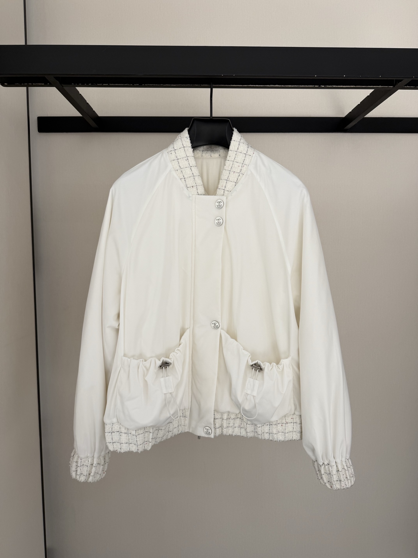 NO:638217,Chanel white baseball jacket Chanel white baseball jacket Lightweight fabric Black logo embroidery Simple, warm and high-end Elastic cuffs and hem Comfortable, windproof and figure-flattering Loose fit Can be easily managed in daily casual or light formal occasions American casual style combines classic elements Practical and recognizable A must-have for fashionistas, Chanel - Clothing, chanel, chanel, jackets & coats, alexander wang19860909Chanel白色棒球服夹克 香奈儿白色棒球夹克服 轻盈的面料 黑色Logo刺绣 简约保暖又高级 袖口和下摆松紧收口 穿着舒适防风又显身材 宽松版型 日常休闲或轻正式场合都能轻松驾驭 美式休闲风融合经典元素 实用又有辨识度 时髦精们必入,香奈儿-服装,chanel,chanel,jackets & coats,alexander wang,Women's clothing