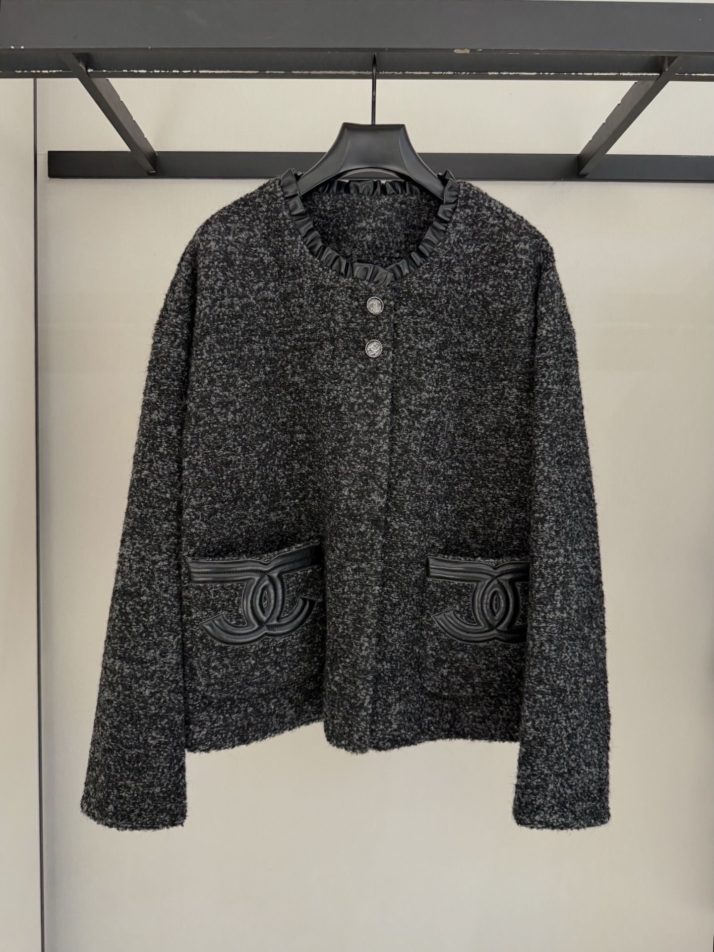 NO:638204,chanel#25 new gray Korean style small-fragmented sheep's curly upper body is very light and warm. This year's gray style outfits, which are mainly in gray tones, also use 'grey tones aesthetics' and have been interpreted by many fashion icons. One outfit has size 36-38-40, Chanel-clothing, chanel, chanel, alexander wang19860909chanel#25 新款灰色韩系小香颗粒羊卷毛 上身很轻便加保暖 今年以灰色调为主的格雷系穿搭也以“灰调美学”,得到了非常多时尚icon的演绎 一套穿搭都有 size36-38-40,香奈儿-服装,chanel,chanel,alexander wang,Women's clothing