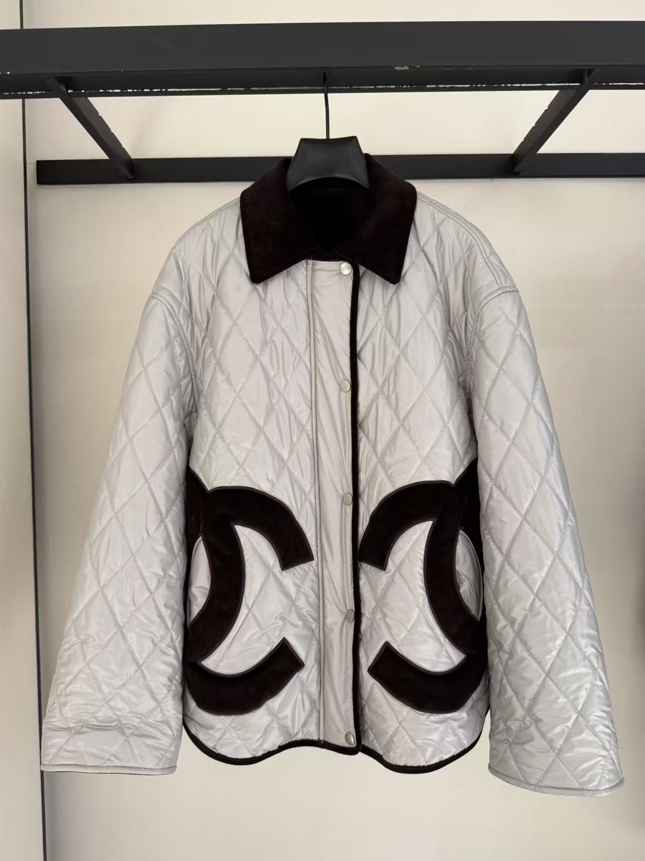 NO:638235,chanle#25 new jacket. The inner lining is filled with cotton and wool to ensure temperature while being more elegant. The white silver gray color matches the coffee and can also be worn in a refreshing and fashionable style. size 36-38-40, Chanel-clothing, chanel, chanel, jackets & coats, alexander wang19860909chanle#25 新款外套 内胆填充棉和羊毛 保证温度同时更有风度 显白的银灰色搭配咖 也能穿出清爽时尚搭 size36-38-40,香奈儿-服装,chanel,chanel,jackets & coats,alexander wang,Women's clothing