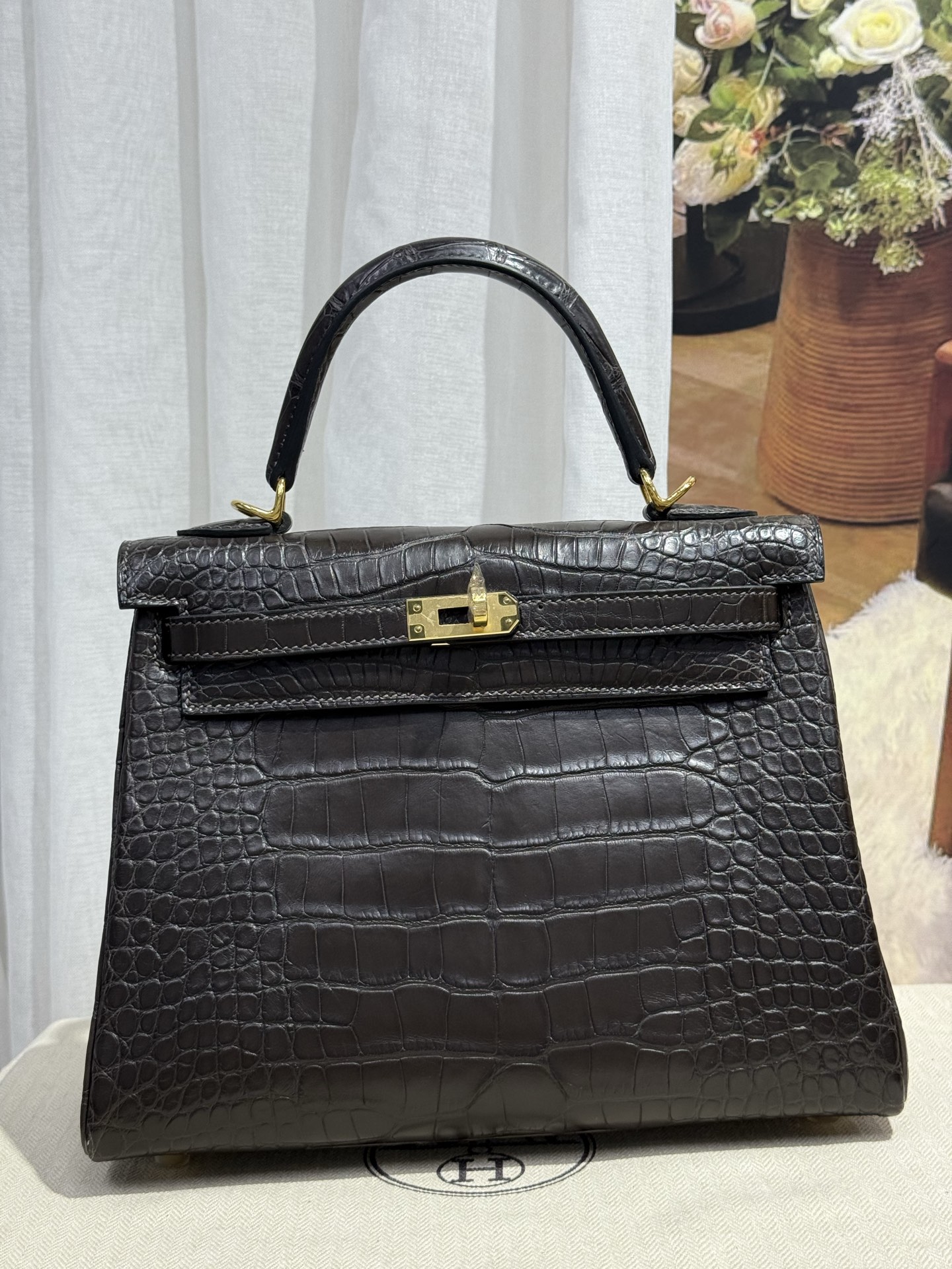 NO:811924,New arrivals Kelly 25 ebony imported matte American crocodile skin three matched leathers imported sheepskin lining all steel hardware hand nailed top hand sewing wax thread, Hermes, hermes, sheepskin, crocodile skin, Hermes,19860909新出现货凯莉 kelly 25 乌木色 进口雾面美洲鳄鱼皮 对版三张皮 内里配进口羊皮 全钢五金 手打钉 顶级手缝蜡线,爱马仕,hermes,sheepskin,crocodile skin,Hermes,,Bag