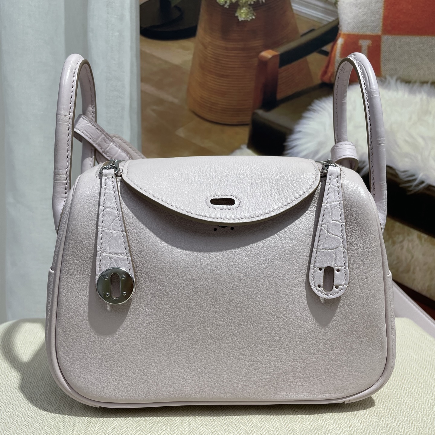 NO:879442,Actual shot of mini Lindy 19cm, dreamy pink and purple, American matte crocodile leather and swift leather, hand-stitched wax thread, all-steel hardware, hand-nailed, lining sheepskin, Hermes, hermes, stuart weitzman, sheepskin, crocodile skin, Hermes,19860909现货实拍 mini 琳迪 19cm 梦幻粉紫 美洲雾面鳄鱼皮拼swift皮 手缝蜡线 全钢五金 手打钉 内里羊皮,爱马仕,hermes,stuart weitzman,sheepskin,crocodile skin,Hermes,,Bag