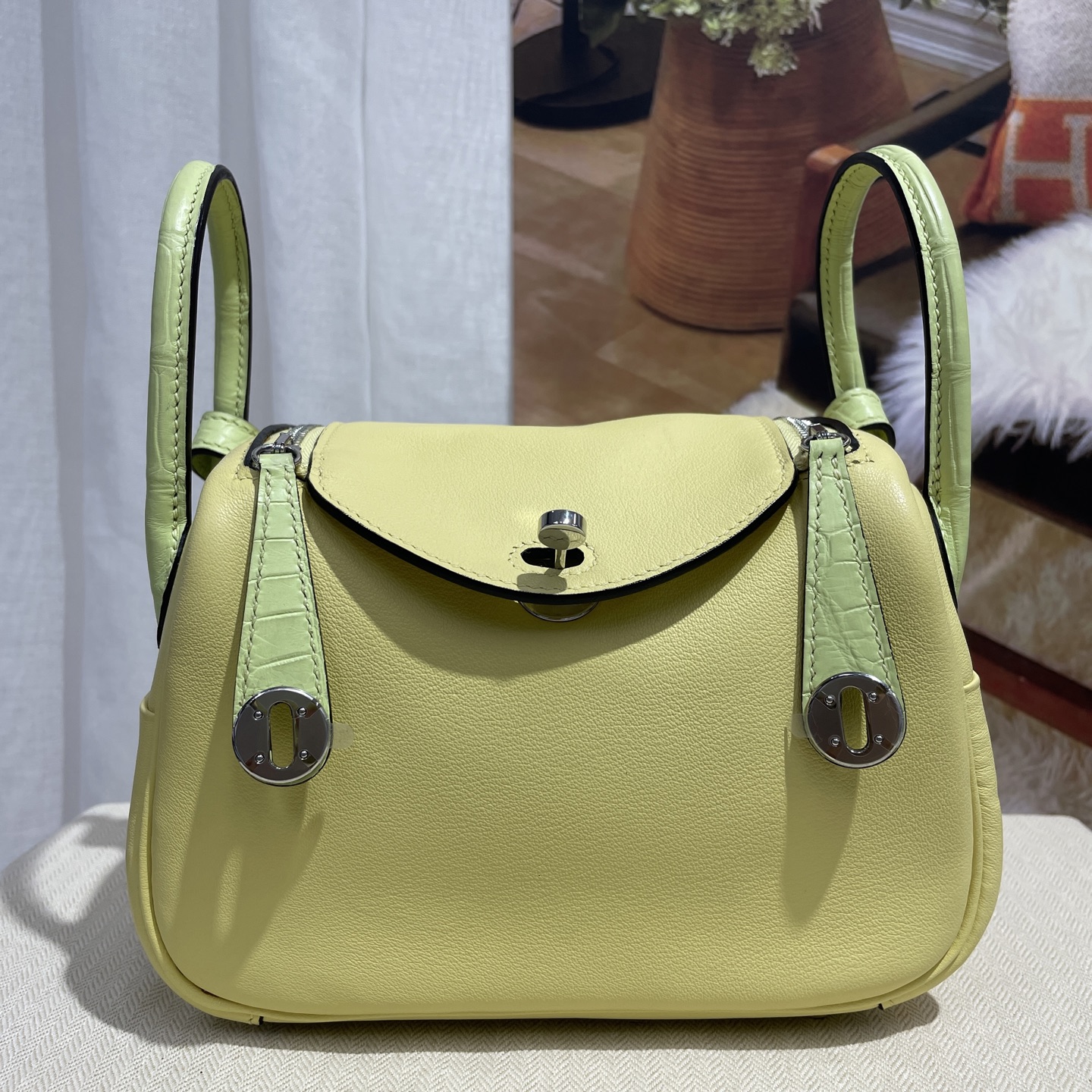 NO:879448,Actual shot in stock, mini Lindy 19cm, chick yellow/bud green, American matte crocodile leather and swift leather, hand-stitched wax thread, all-steel hardware, hand-nailed, lining sheepskin, Hermes, stuart weitzman, sheepskin, crocodile skin, Hermes,19860909现货实拍 mini 琳迪 19cm 小鸡黄/嫩芽绿 美洲雾面鳄鱼皮拼swift皮 手缝蜡线 全钢五金 手打钉 内里羊皮,爱马仕,hermes,stuart weitzman,sheepskin,crocodile skin,Hermes,,Bag
