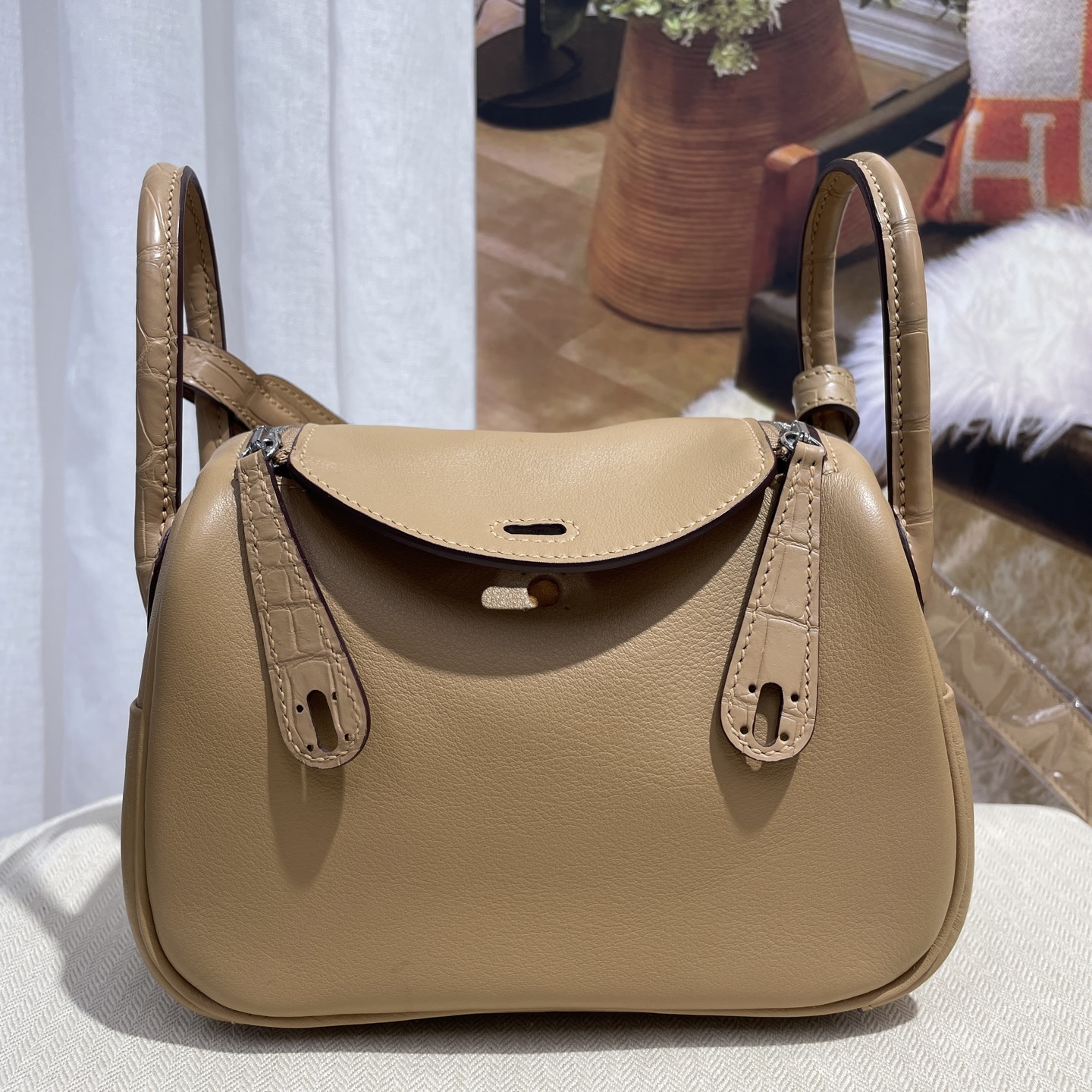 NO:879451,Actual shot in stock, mini Lindy 19cm, milk tea color, American matte crocodile skin and swift leather, hand-stitched wax thread, all-steel hardware, hand-nailed, lining sheepskin, Hermes, hermes, stuart weitzman, sheepskin, crocodile skin, Hermes,19860909现货实拍 mini 琳迪 19cm 奶茶色 美洲雾面鳄鱼皮拼swift皮 手缝蜡线 全钢五金 手打钉 内里羊皮,爱马仕,hermes,stuart weitzman,sheepskin,crocodile skin,Hermes,,Bag