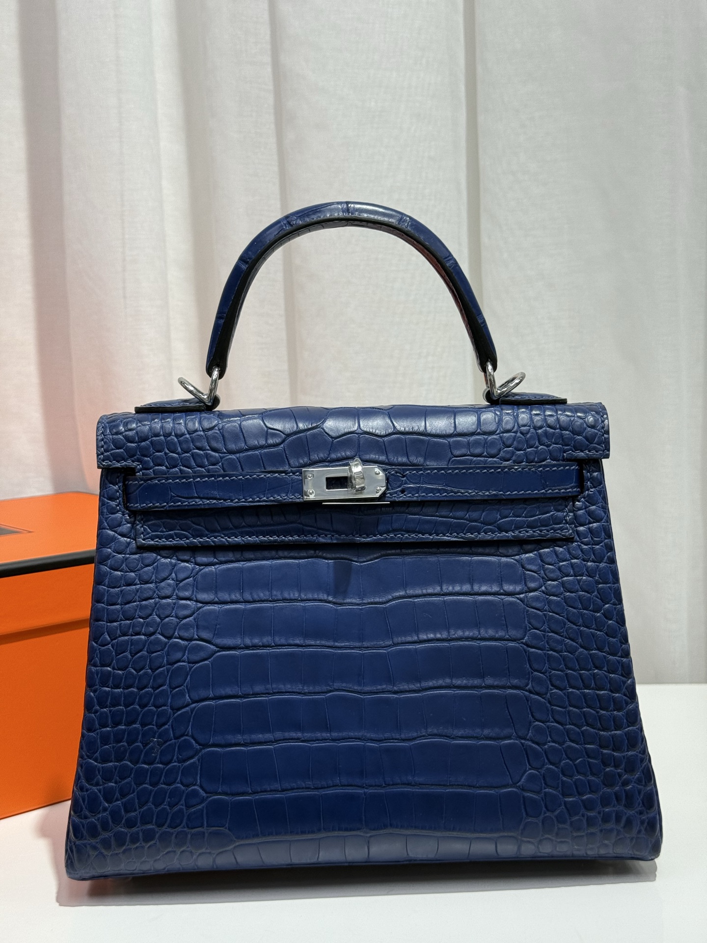 NO:811943,New arrivals Kelly 25 water-dyed blue imported hc matte American crocodile skin three matching skins imported sheepskin lining all steel hardware hand nailed top hand sewing wax thread, Hermes, hermes, sheepskin, crocodile skin, Hermes,19860909新出现货凯莉 kelly 25 水染蓝 进口hc雾面美洲鳄鱼皮 对版三张皮 内里配进口羊皮 全钢五金 手打钉 顶级手缝蜡线,爱马仕,hermes,sheepskin,crocodile skin,Hermes,,Bag