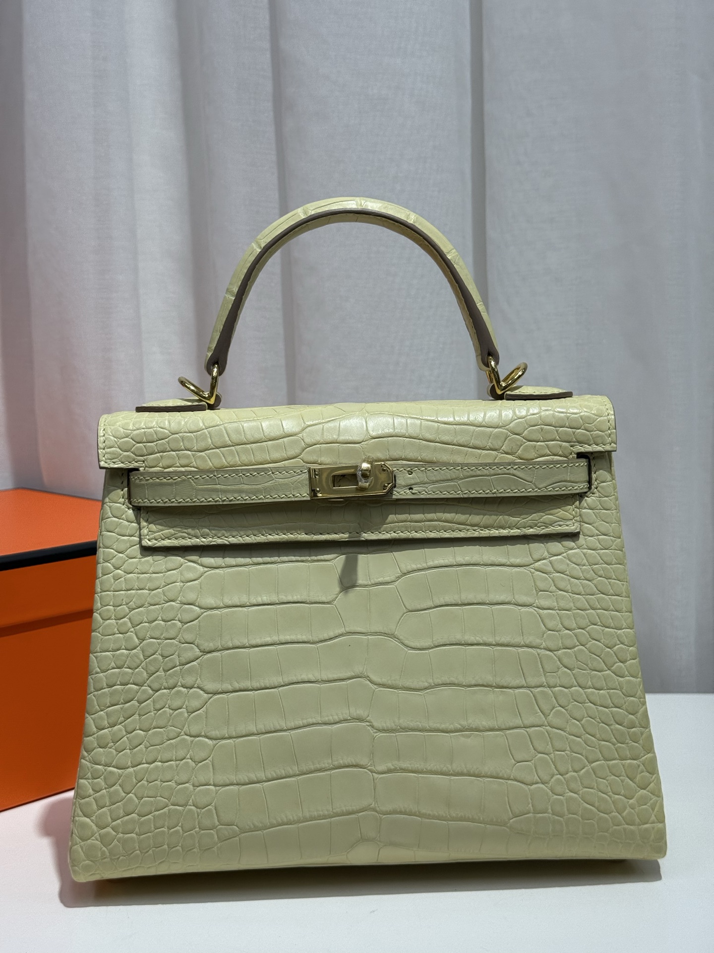 NO:852523,kelly25 imported American matte crocodile skin, Y1 vanilla color, made of three matching skins, with imported sheepskin serial number K engraved on the inside, a full set of hand-nailed hardware [color], Hermes, hermes, sheepskin, crocodile skin, Hermes,19860909kelly25进口美洲雾面鳄鱼皮,Y1香草色,对版三张皮制作,内里配进口羊皮序列号K刻,全套手打钉五金[色],爱马仕,hermes,sheepskin,crocodile skin,Hermes,,Bag