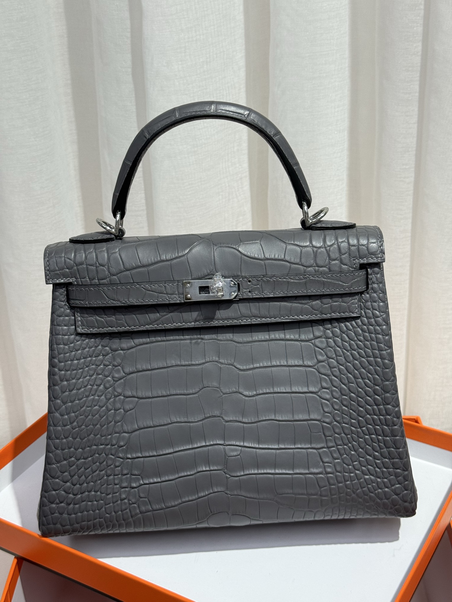 NO:811951,New arrivals Kelly 25 graphite gray imported hc matte American crocodile skin three matching skins imported sheepskin lining all steel hardware hand nailed top hand sewing wax thread, Hermes, hermes, sheepskin, crocodile skin, Hermes,19860909新出现货凯莉 kelly 25 石墨灰 进口hc雾面美洲鳄鱼皮 对版三张皮 内里配进口羊皮 全钢五金 手打钉 顶级手缝蜡线,爱马仕,hermes,sheepskin,crocodile skin,Hermes,,Bag