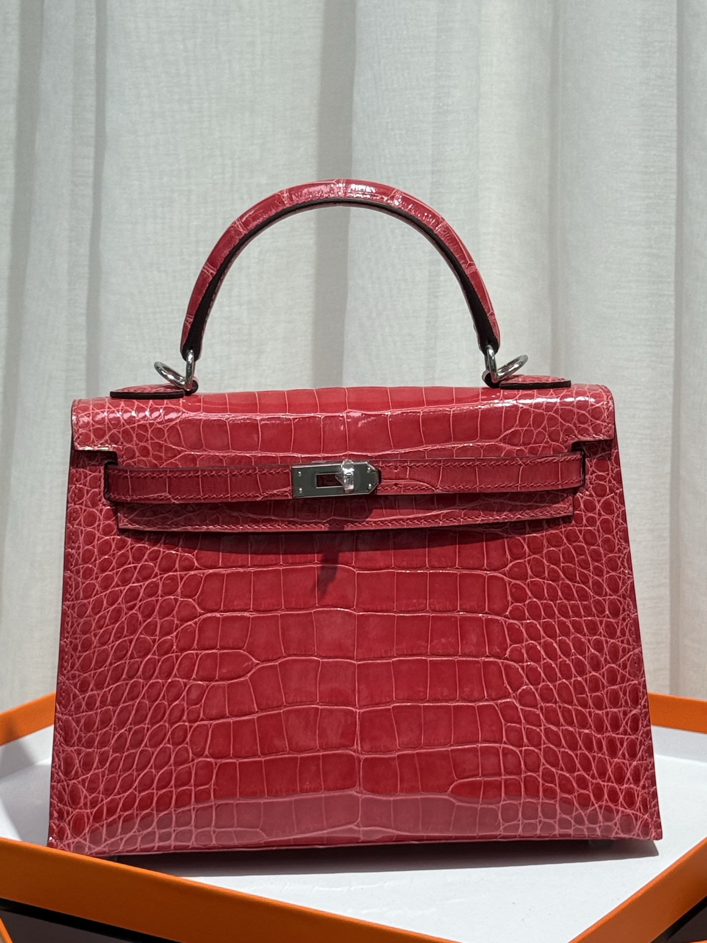 NO:852497,Kelly kelly25 imported American glossy crocodile skin, extremely pink, with imported sheepskin lining, made of three matching leathers, Hermes, hermes, sheepskin, crocodile skin, Hermes,19860909凯莉kelly25进口美洲亮面鳄鱼皮,极致粉色,内里配进口羊皮,对版三张皮制做,爱马仕,hermes,sheepskin,crocodile skin,Hermes,,Bag