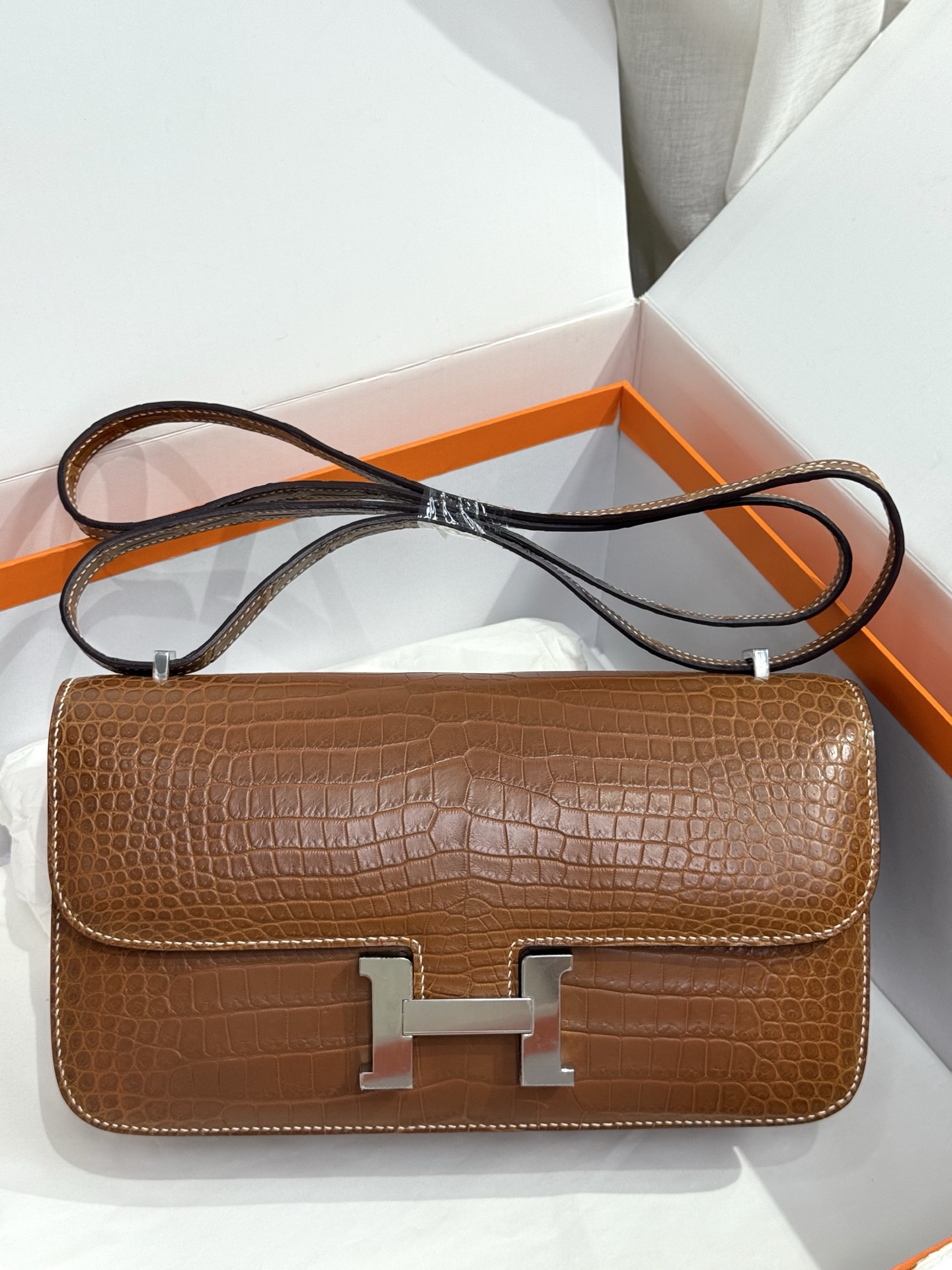 NO:763927,Actual shot of Kangkang 26 stewardess bag, saddle color/silver buckle, imported matte American crocodile skin, imported sheepskin lining, fully hand-stitched with beeswax thread, all-steel hardware, Hermes, hermes, sheepskin, crocodile skin, Hermes,19860909现货实拍康康26空姐包 马鞍色/银扣 进口雾面美洲鳄鱼皮 内里配进口羊皮 全手缝蜜蜡线 全钢五金,爱马仕,hermes,sheepskin,crocodile skin,Hermes,,Bag